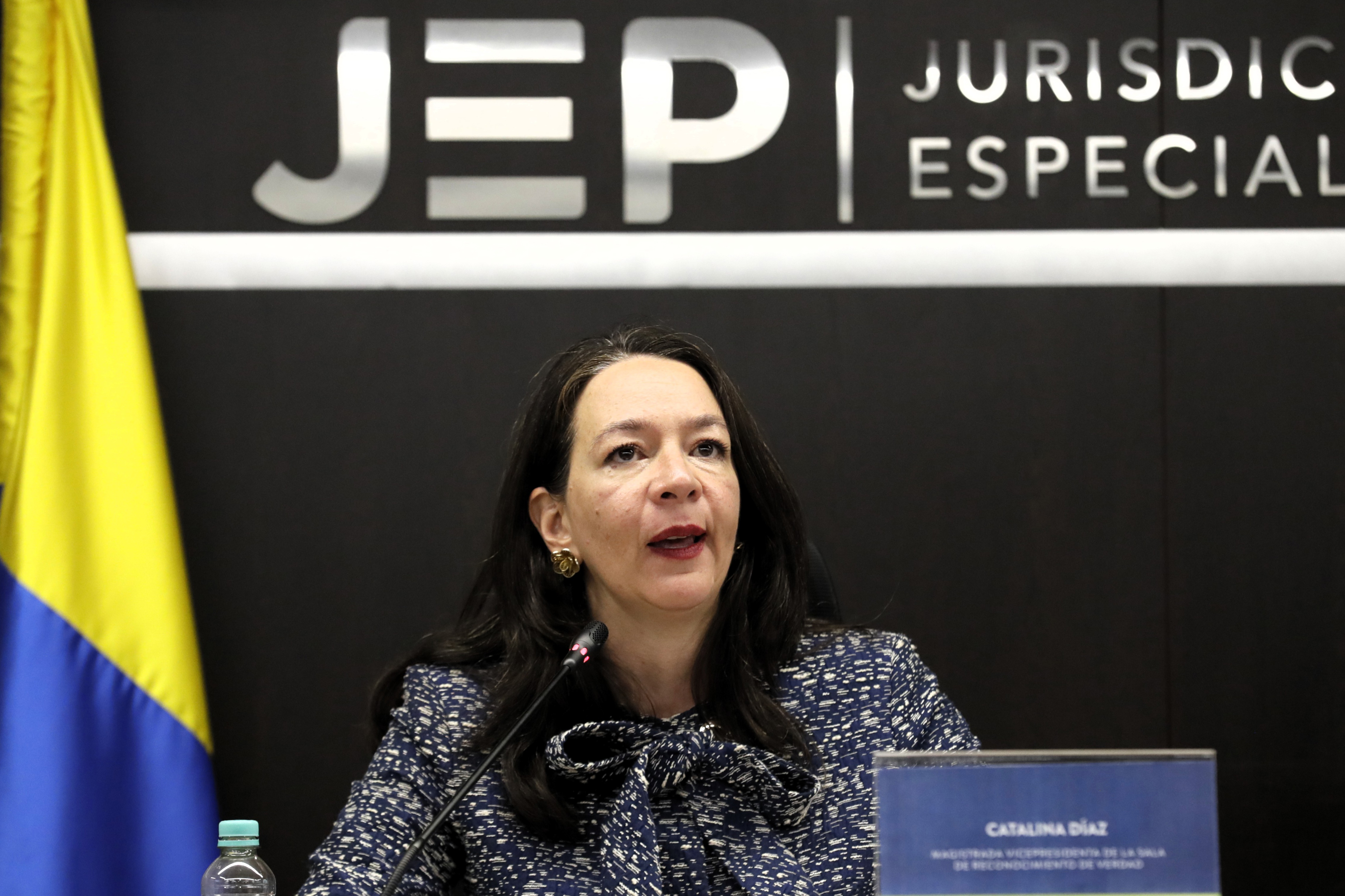 AME1410. BOGOTÁ (COLOMBIA), 19/02/2025.- La vicepresidenta de la Sala de Reconocimiento de Verdad y de Responsabilidad de la Jurisdicción Especial para la Paz (JEP), magistrada Catalina Díaz, habla durante una rueda de prensa este miércoles, en Bogotá (Colombia). La JEP imputó a cuatro generales retirados del Ejército colombiano y a otros 35 oficiales y suboficiales los delitos de crímenes de guerra y de lesa humanidad por 442 asesinatos de civiles presentados como bajas combate, ocurridos en el departamento de Antioquia entre 2004 y 2007, informó el alto tribunal. EFE/ Carlos Ortega