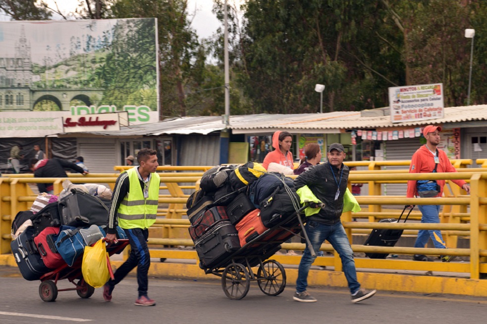 Tribunal ecuatoriano suspende audiencia que frena exigir pasaporte a venezolanos