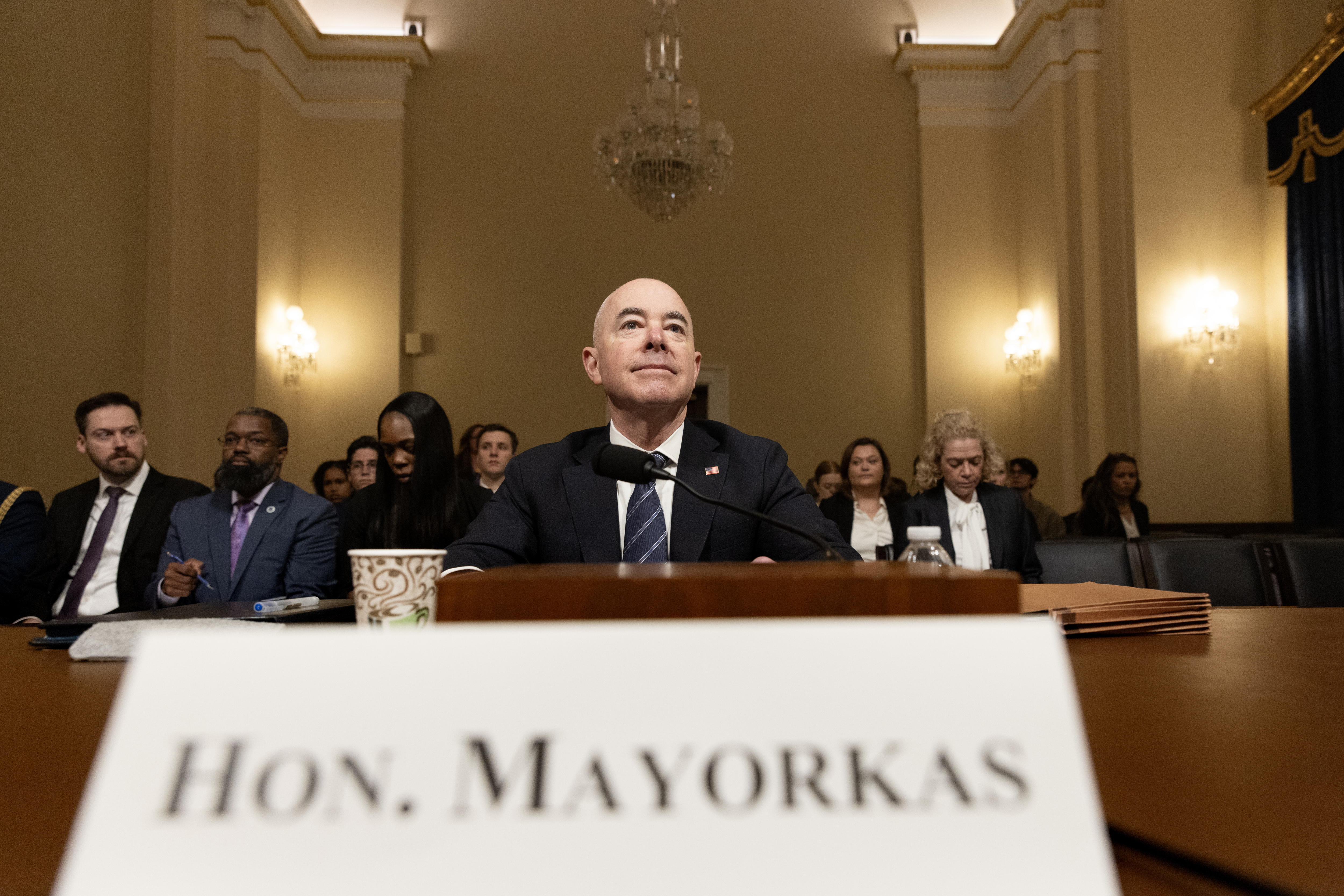 “Impeachment a Mayorkas, jefe de migración de Biden, se cae en Senado de EE. UU.