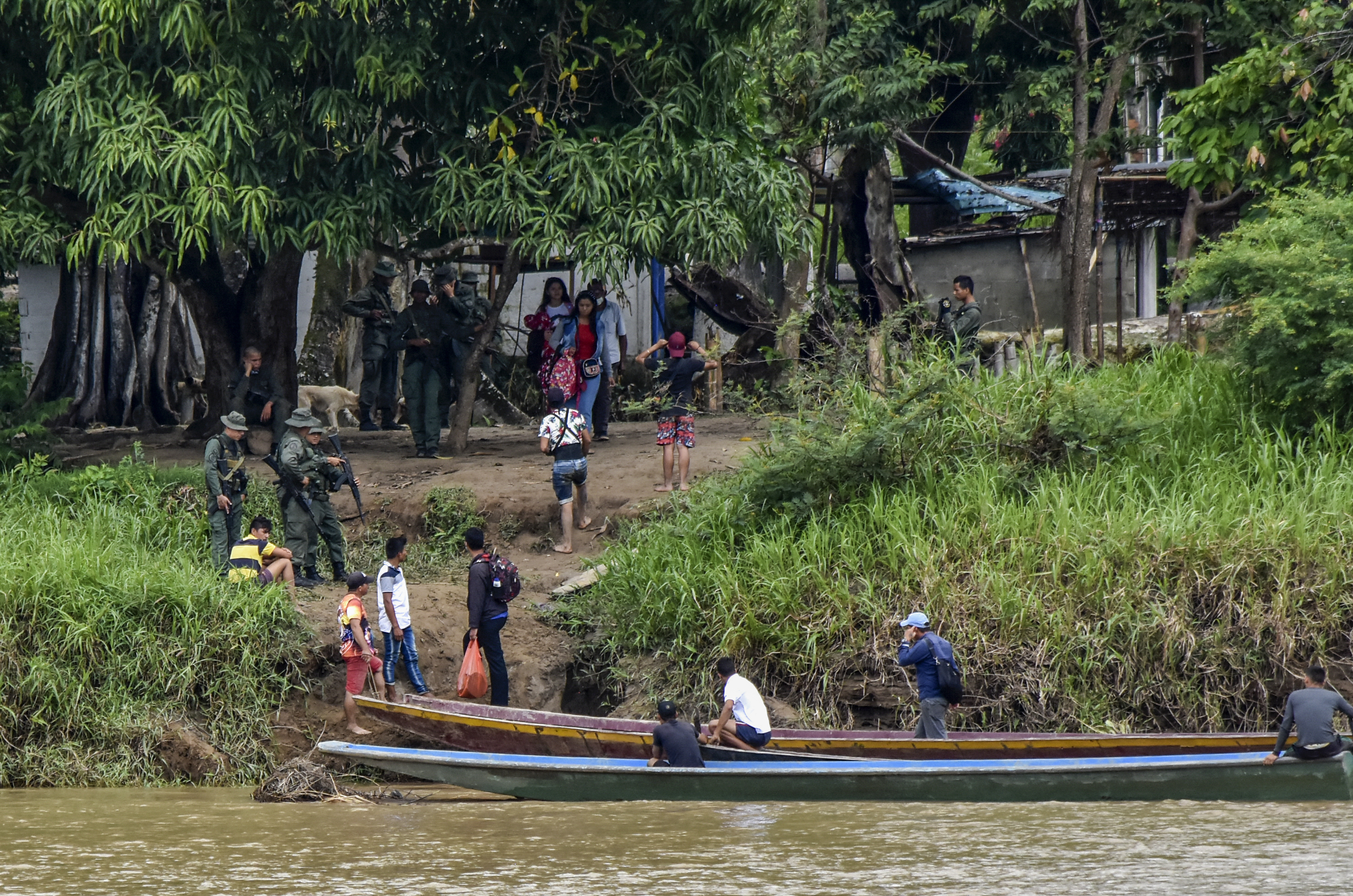 Mueren dos militares venezolanos más en los combates en Apure