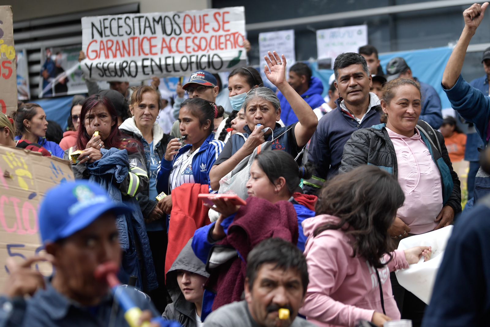 La mañana del miércoles 15 de mayo de 2024, un grupo de aproximadamente 500 recicladores realizaron un plantón frente a las instalaciones de la CRA para exigir mejores condiciones laborales.
