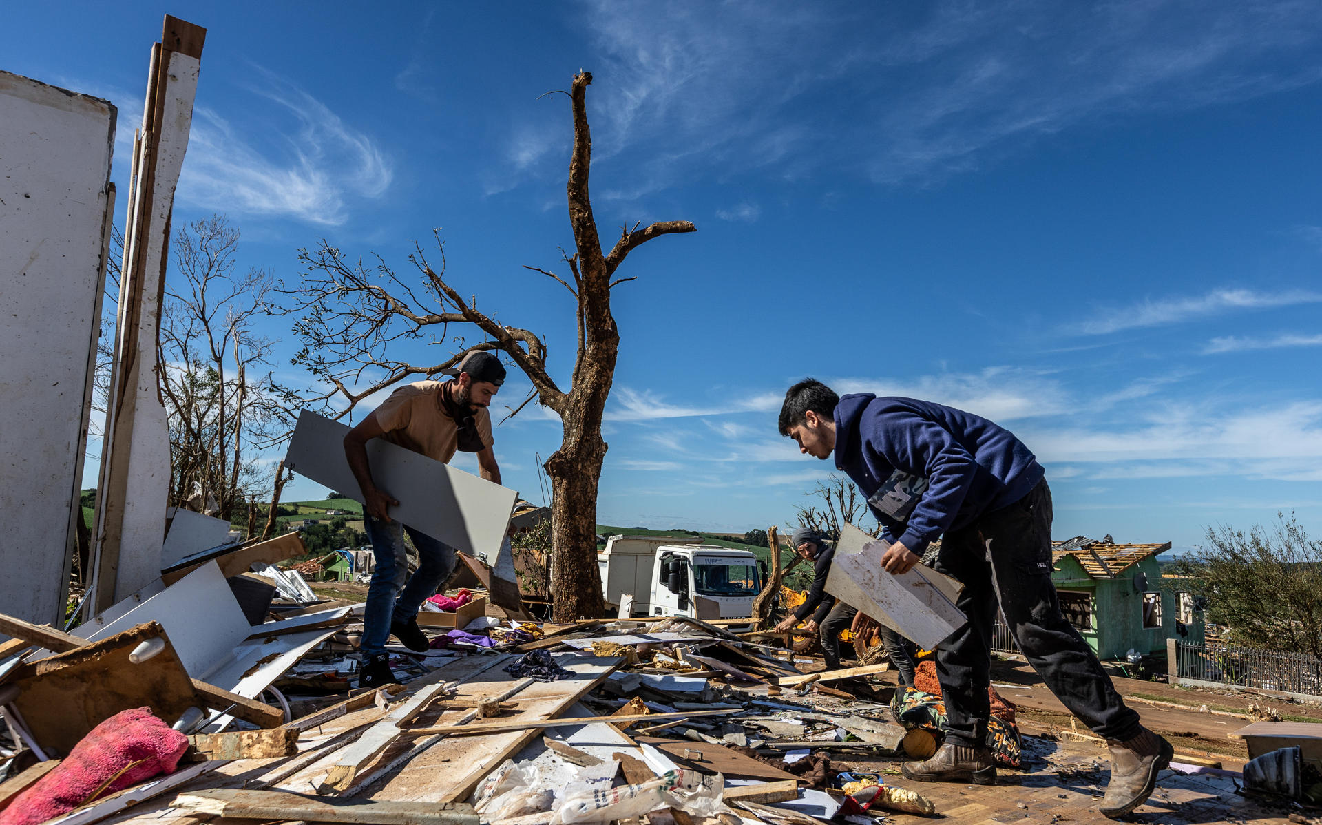 “La niña voló 100 metros”: las voces tras el catastrófico tornado en Brasil