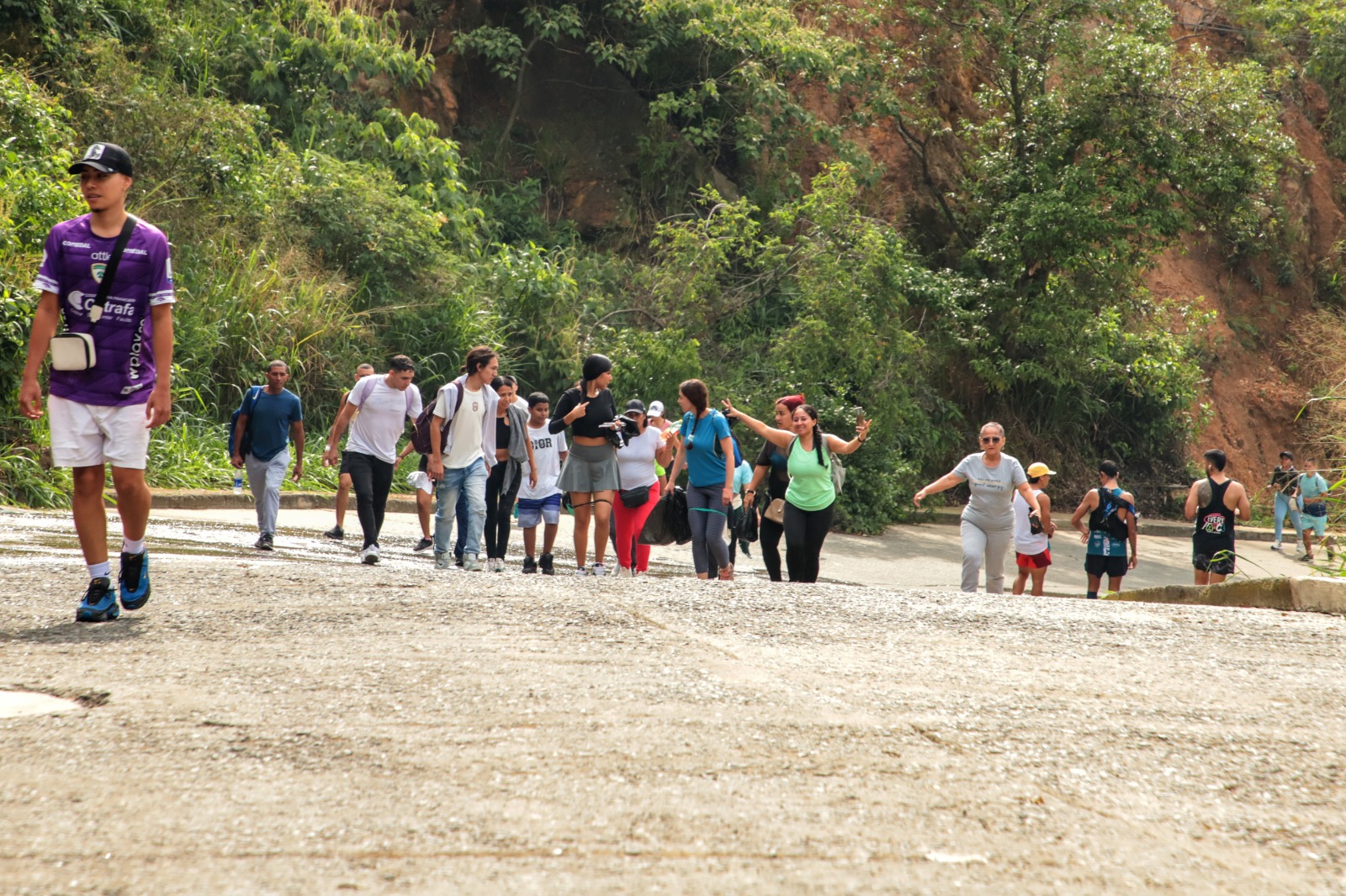 Los ascensos a cerros tutelares, como uno de los planes tradicionales de la temporada, concentran cientos de personas y requieren medidas de prevención consecuentes.