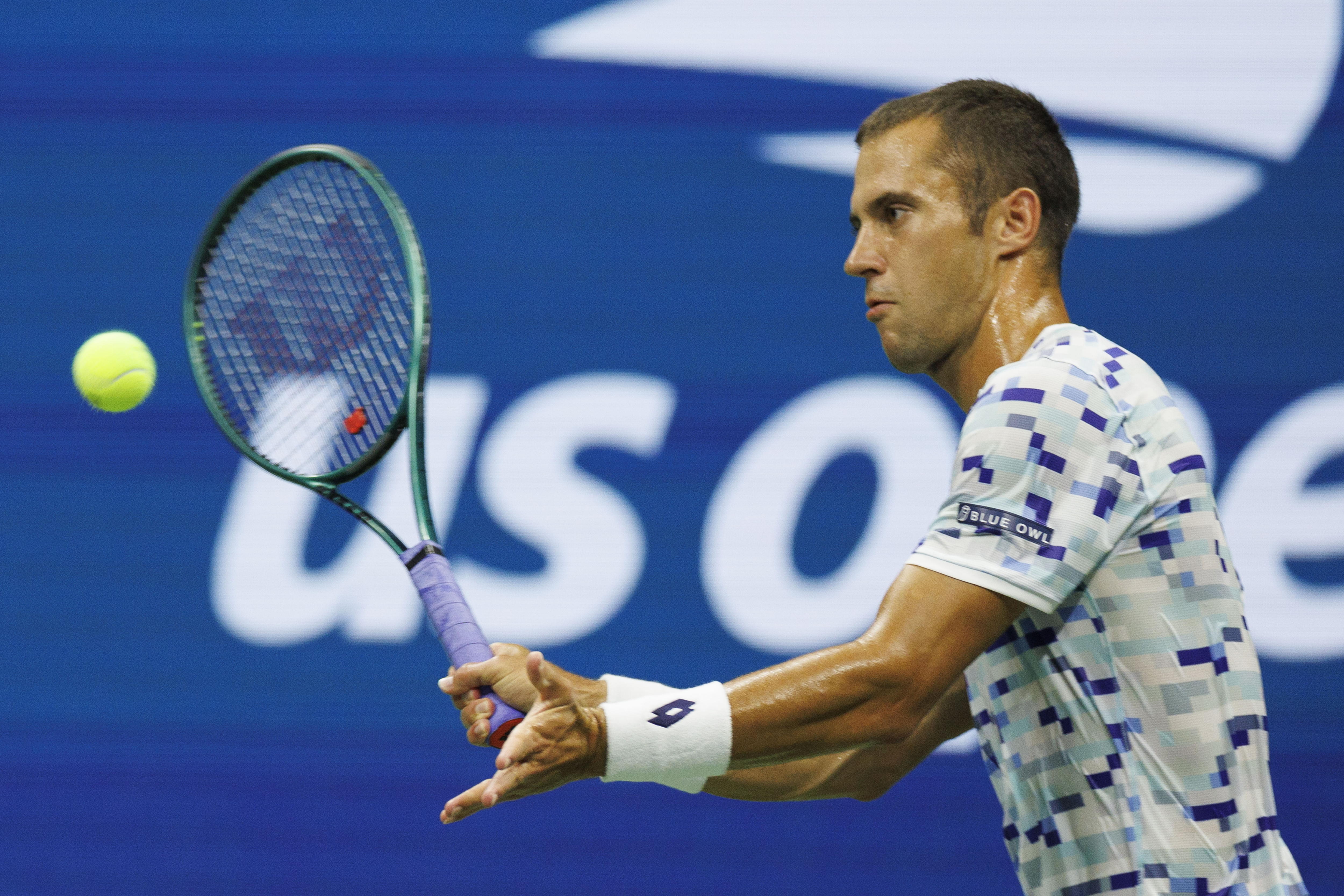Flushing Meadows (United States), 28/08/2024.- Laslo Djere of Serbia in action against Novak Djokovic of Serbia during their second round match of the US Open Tennis Championships at the USTA Billie Jean King National Tennis Center in Flushing Meadows, New York, USA, 28 August 2024. The US Open tournament runs from 26 August through 08 September. (Tenis, Nueva York) EFE/EPA/CJ GUNTHER