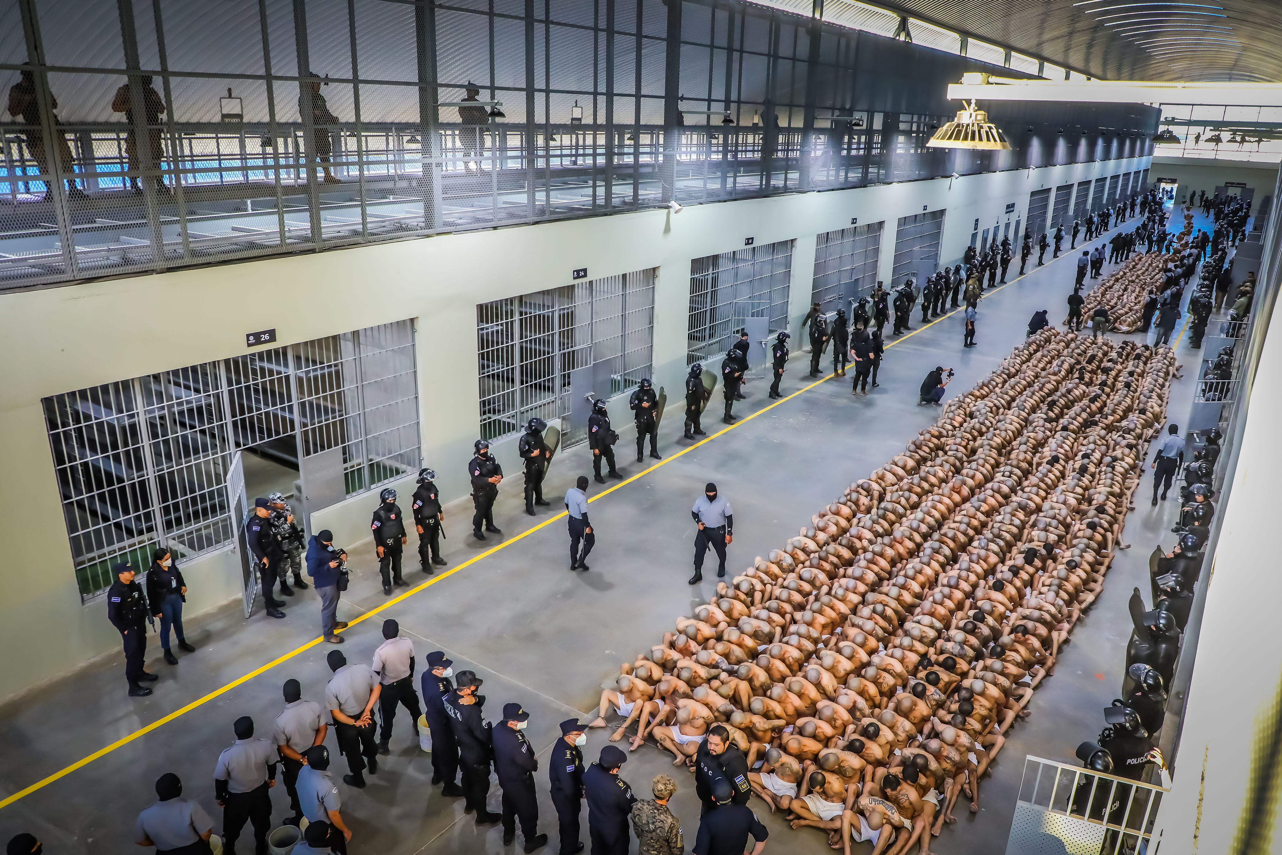 Trasladan a primeros 2.000 pandilleros a megacárcel de El Salvador