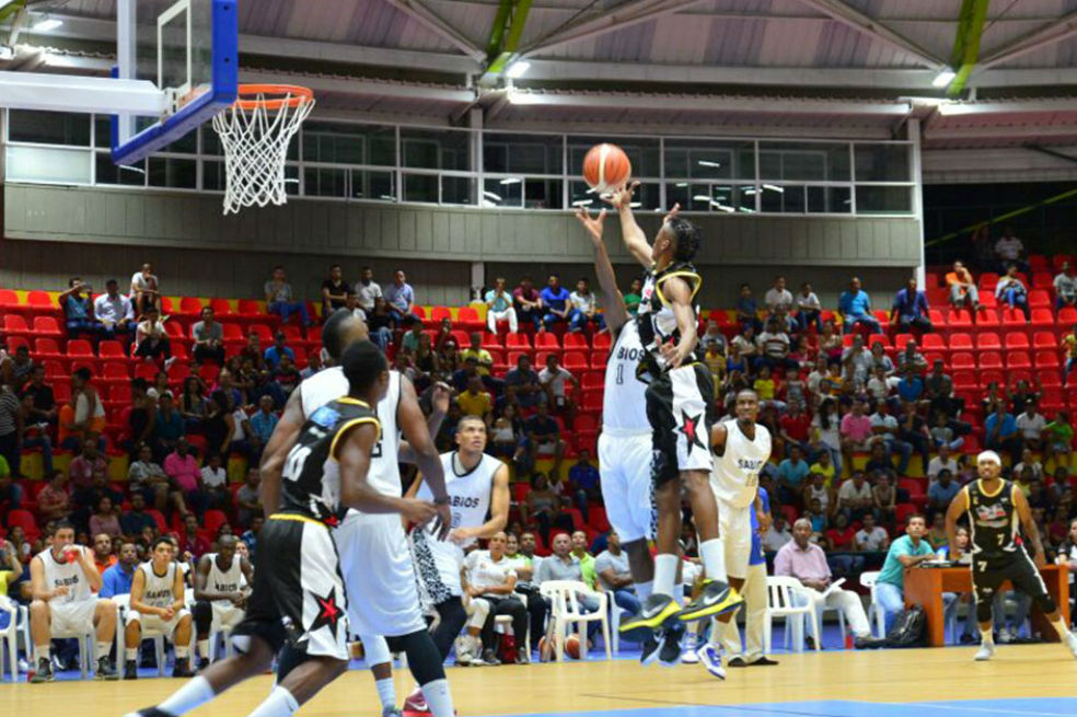 Los visitantes ganan en el inicio de la Liga Profesional de Baloncesto en Colombia