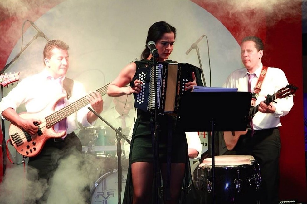 Mimi Anaya, de Montelíbano, Córdoba, es cantante y compositora de familia musical.
