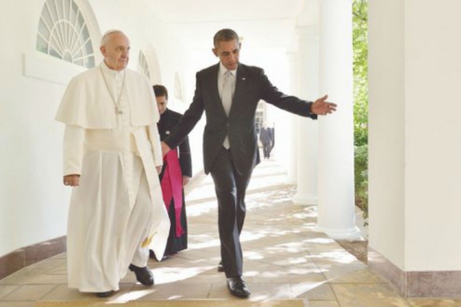 El papa Francisco y el presidente de EE.UU., Barack Obama, se dirigen al despacho oval de la Casa Blanca. / AFP