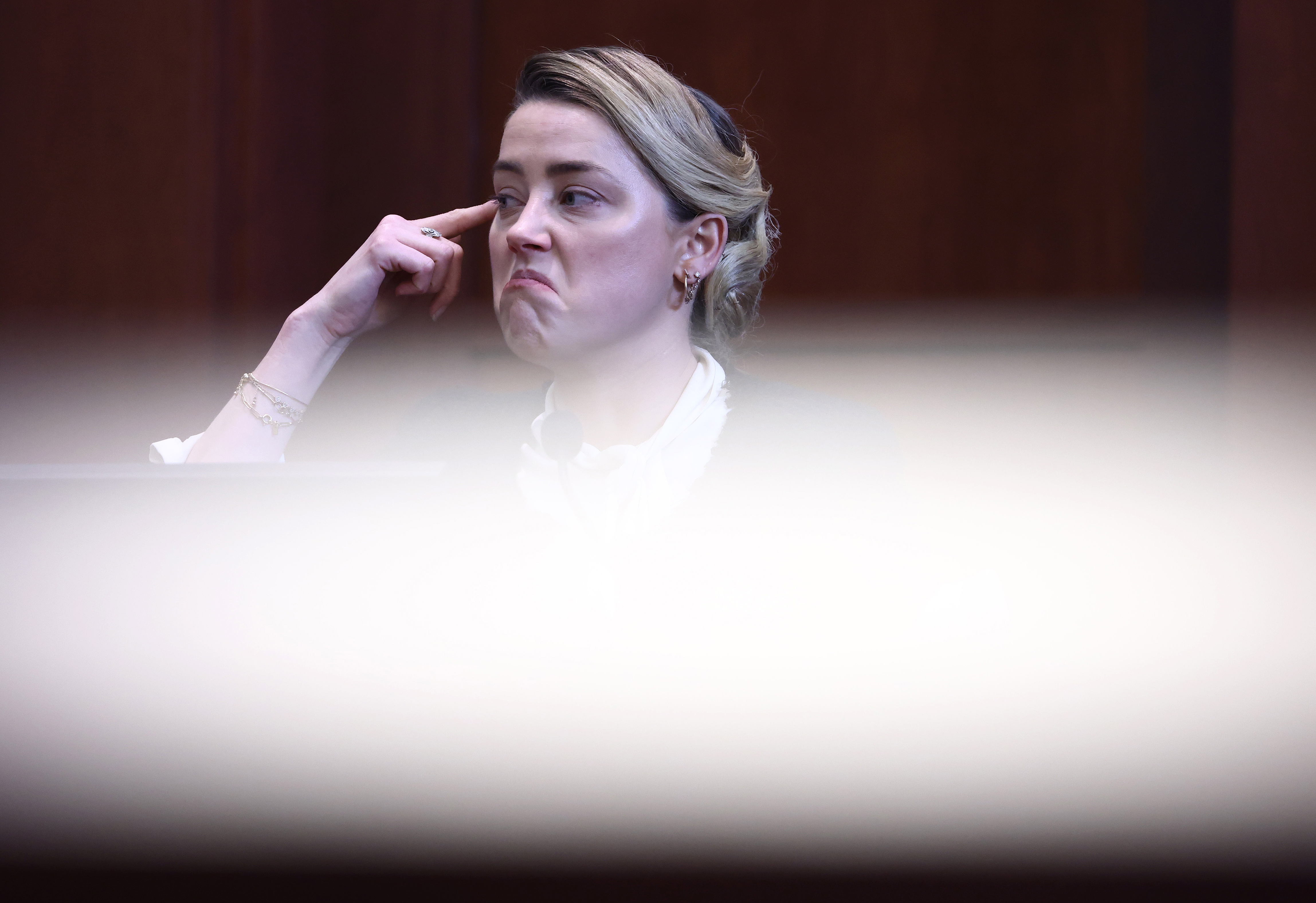 Fairfax (United States), 05/05/2022.- US actress Amber Heard reacts on the stand during the 50 million US dollar Depp vs Heard defamation trial at the Fairfax County Circuit Court in Fairfax, Virginia, USA, 05 May 2022. Johnny Depp's 50 million US dollar defamation lawsuit against Amber Heard that started on 10 April is expected to last five or six weeks. (Estados Unidos) EFE/EPA/JIM LO SCALZO / POOL