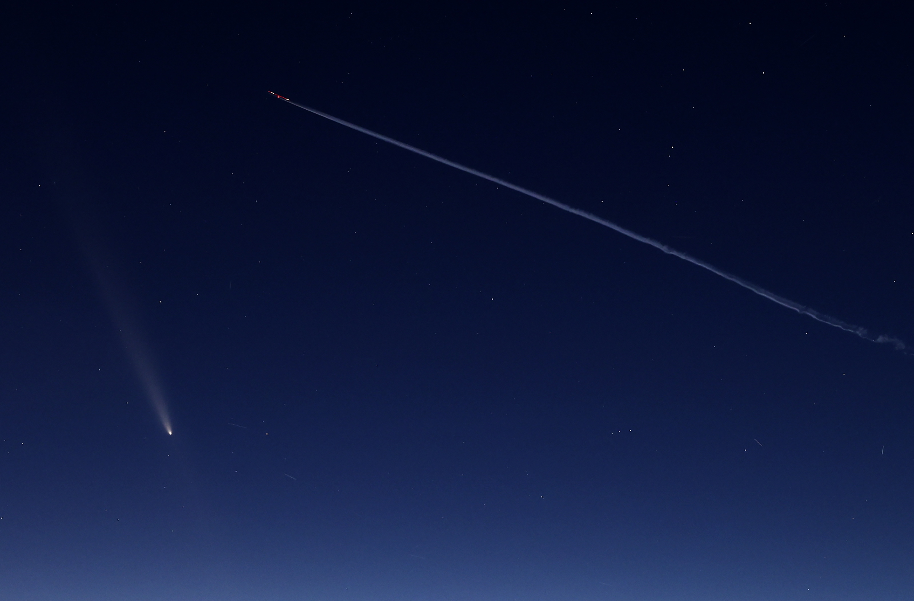 Skopje (Republic Of North Macedonia), 14/10/2024.- Comet C/2023 A3 (Tsuchinshan-ATLAS) and a plane are seen crossing the sky over Skopje, Republic of North Macedonia, 14 October 2024. EFE/EPA/GEORGI LICOVSKI