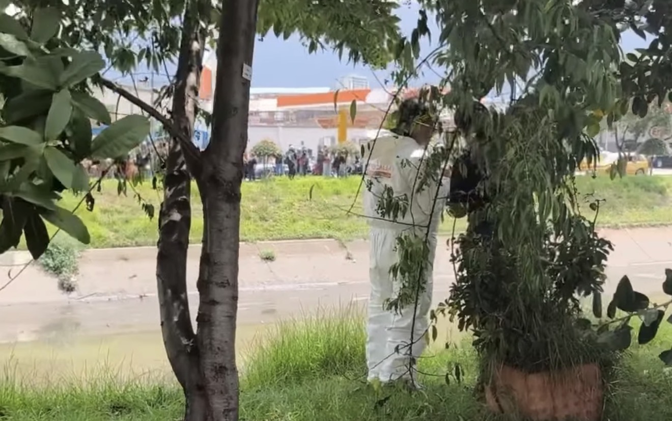 Restos humanos fueron hallados esta mañana en un caño de Barrios Unidos. Autoridades investigan el caso y buscan establecer la identidad de la víctima.