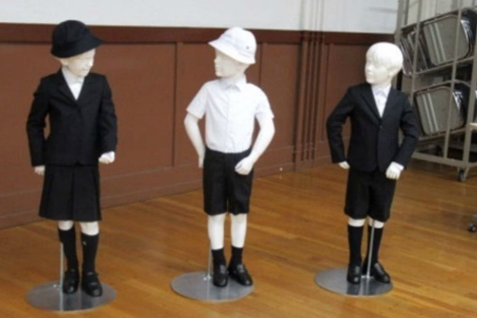 Escuela que decidió utilizar uniformes Armani tuvo que contratar vigilantes para los alumnos