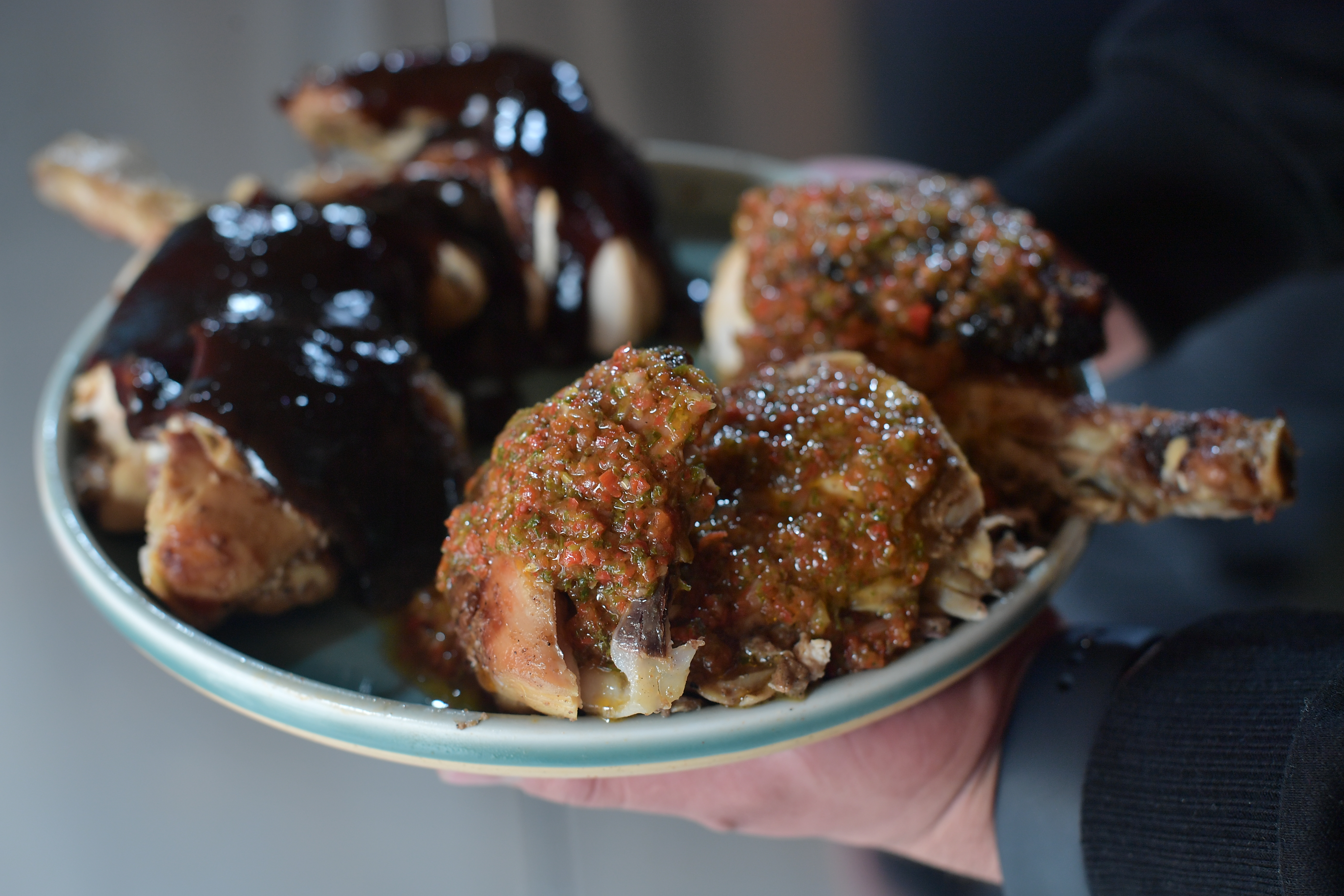 Pollo asado artesanal bañado en salsa de cerveza y chimichurri.