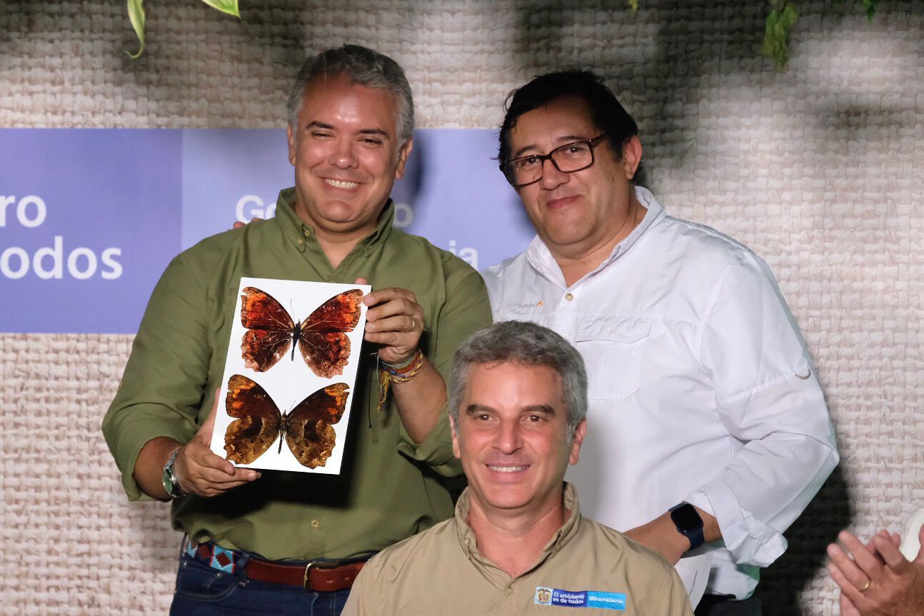 La política de las ciencias, justicia social, y las mariposas de Duque y de una señora Escaf