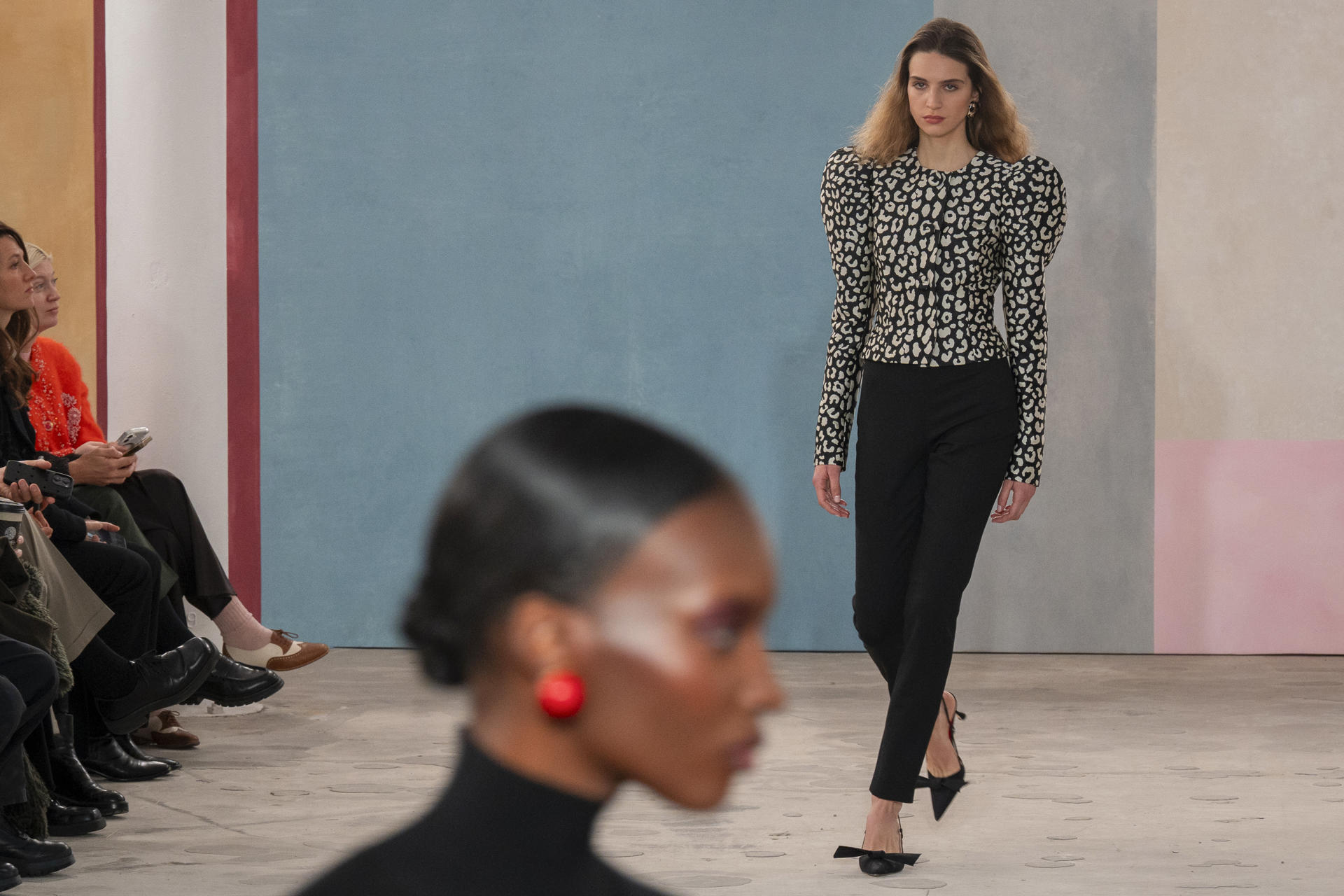 ACOMPAÑA CRÓNICA: EEUU MODA NUEVA YORK AME4402. NUEVA YORK (ESTADOS UNIDOS), 12/02/2026.- Una persona desfila con prendas de la nueva colección de la diseñadora venezolana Carolina Herrera este jueves, en Nueva York (Estados Unidos). La colección de Herrera es una oda al poder creativo de las mujeres artistas, mecenas, galeristas, coleccionistas y musas, las mismas que lucieron sus propuestas de otoño-invierno en Nueva York. EFE/ Ángel Colmenares