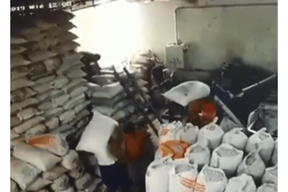 Un muerto y tres heridos tras desplome de una bodega en Medellín