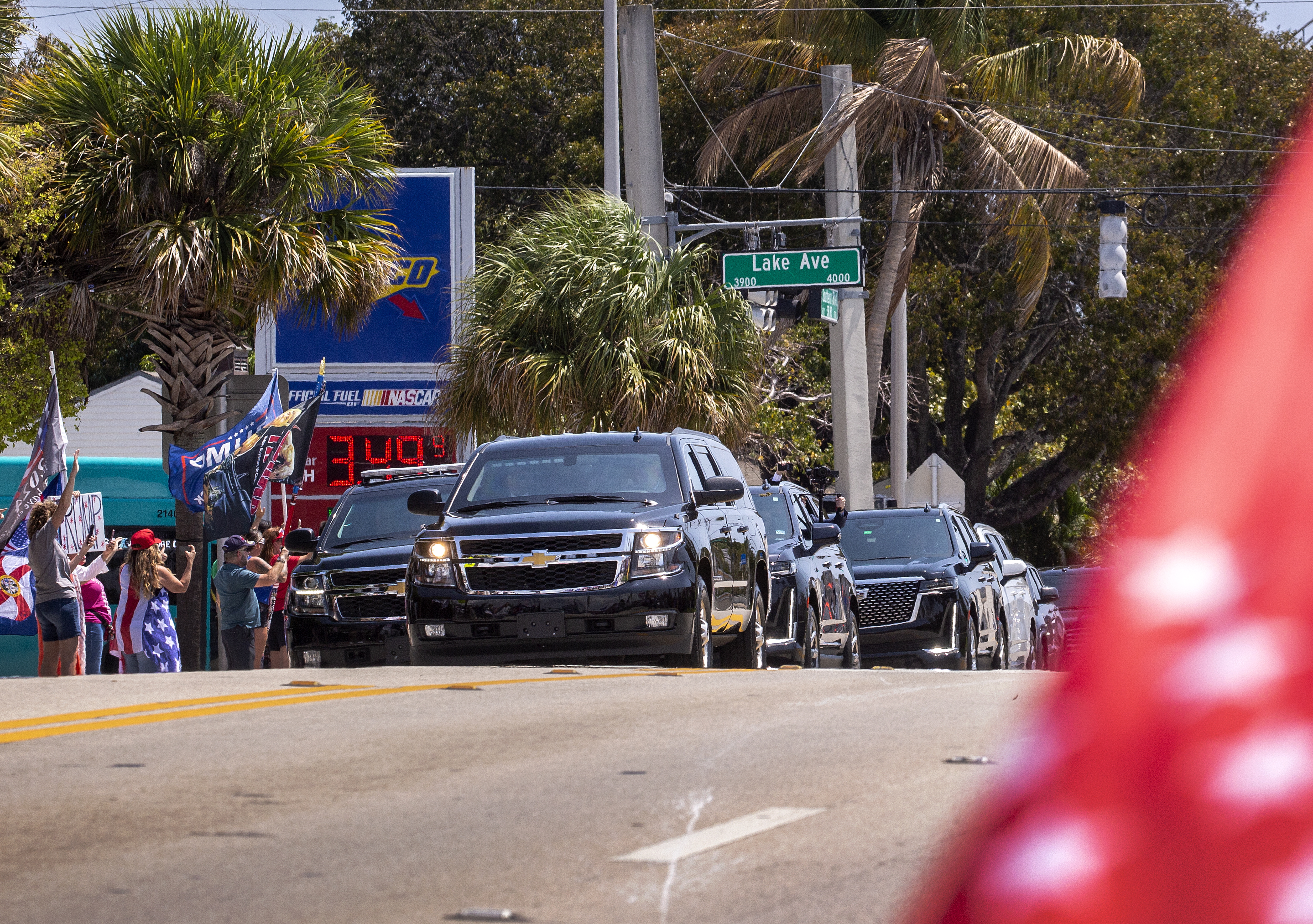 Palm Beach (United States), 03/04/2023.- A motorcade carrying the former US President Donald Trump passes through Southern Boulevard heading to the Palm Beach International airport resort, in Palm Beach, Florida, USA, 03 2023. A Manhattan grand jury voted to indict former President Donald J. Trump last week and he is reportedly planning to turn himself in at the courthouse and appear before a judge to hear the charges against him on 04 April. (Estados Unidos) EFE/EPA/CRISTOBAL HERRERA-ULASHKEVICH