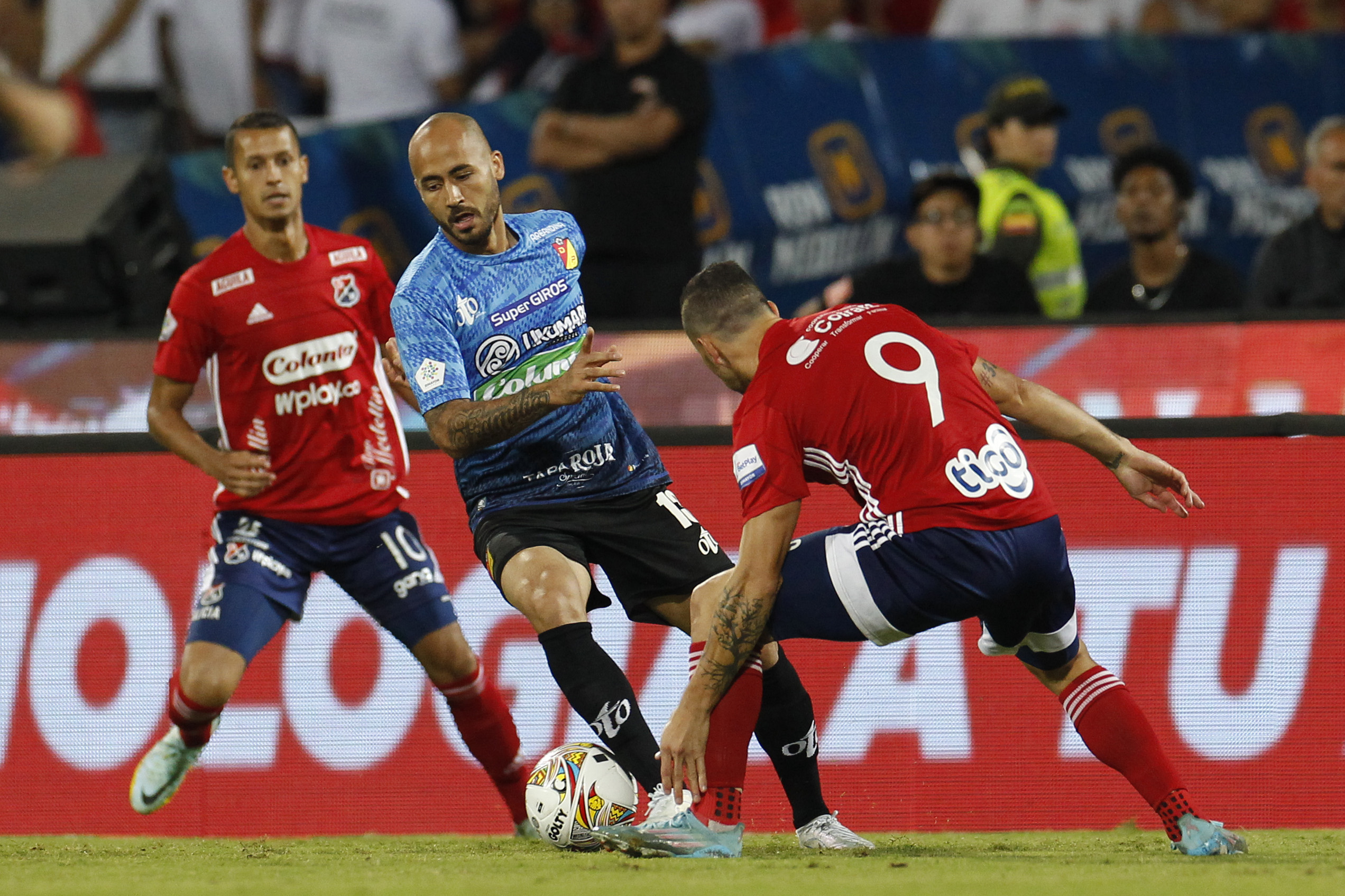 AME7977. MEDELLÍN (COLOMBIA), 04/12/2022.- Juan Pablo Zuluaga (c), de Deportivo Pereira, disputa el balón con Luciano Pons (d), de Independiente Medellín, hoy en el partido de ida de la final de la Liga Betplay de Colombia entre Independiente Medellín y Deportivo Pereira en el estadio Atanasio Girardot en Medellín (Colombia). EFE/Luis Eduardo Noriega A.