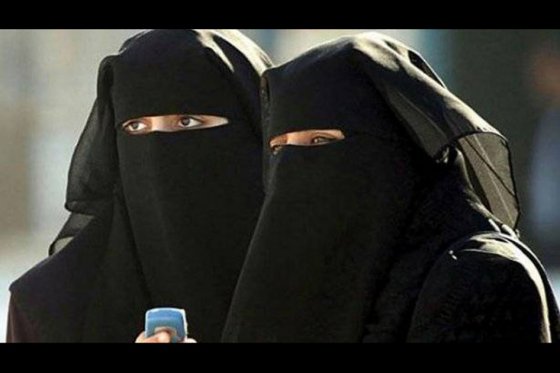 En Arabia Saudí las mujeres tienen prohibido conducir un auto, viajar y trabajar sin permiso de un varón./ EFE