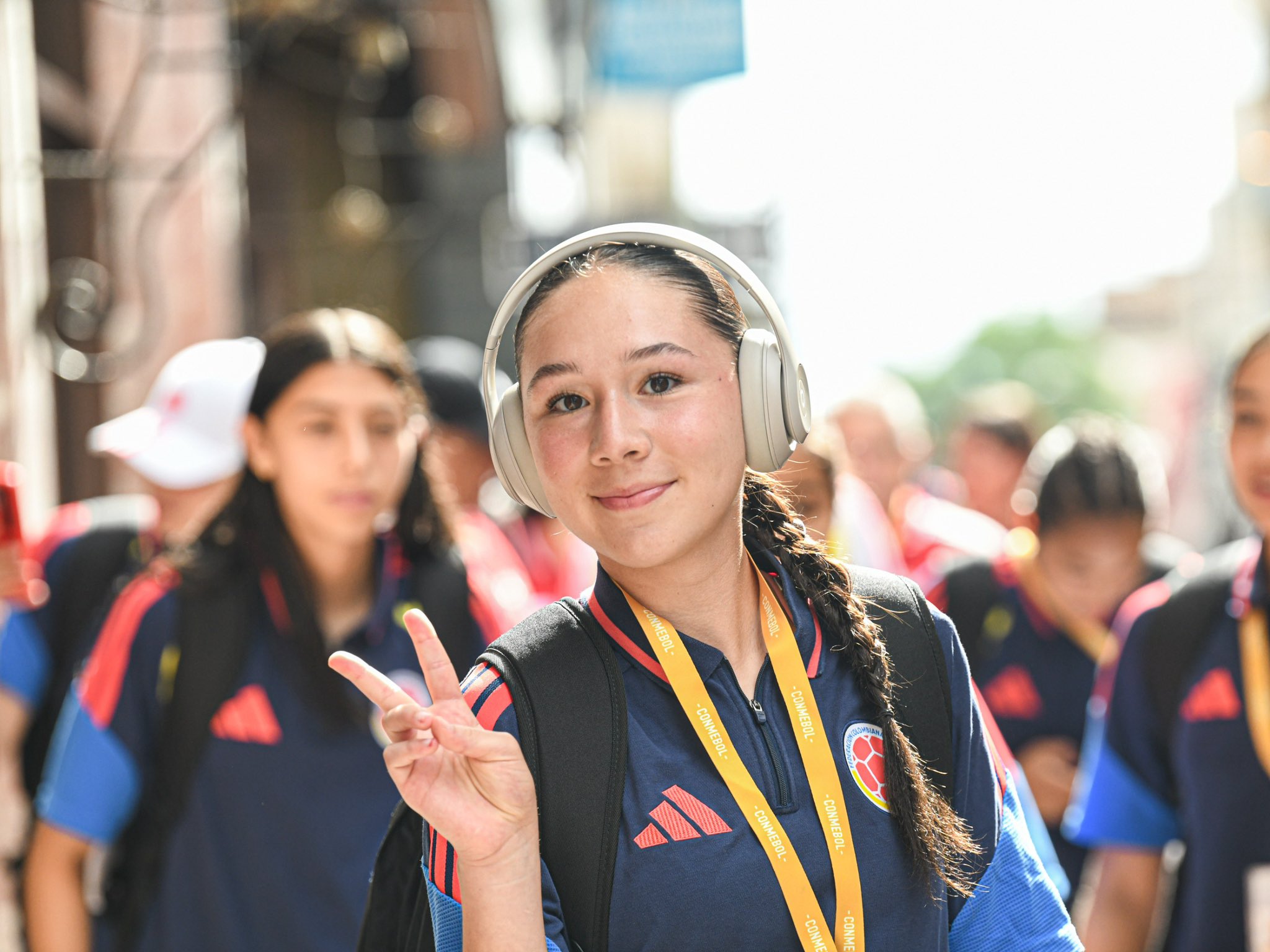 Las jugadoras colombianas llegan al estadio Defensores del Chaco para jugar contra Argentina en el Sudamericano Sub-17, Paraguay 2026.