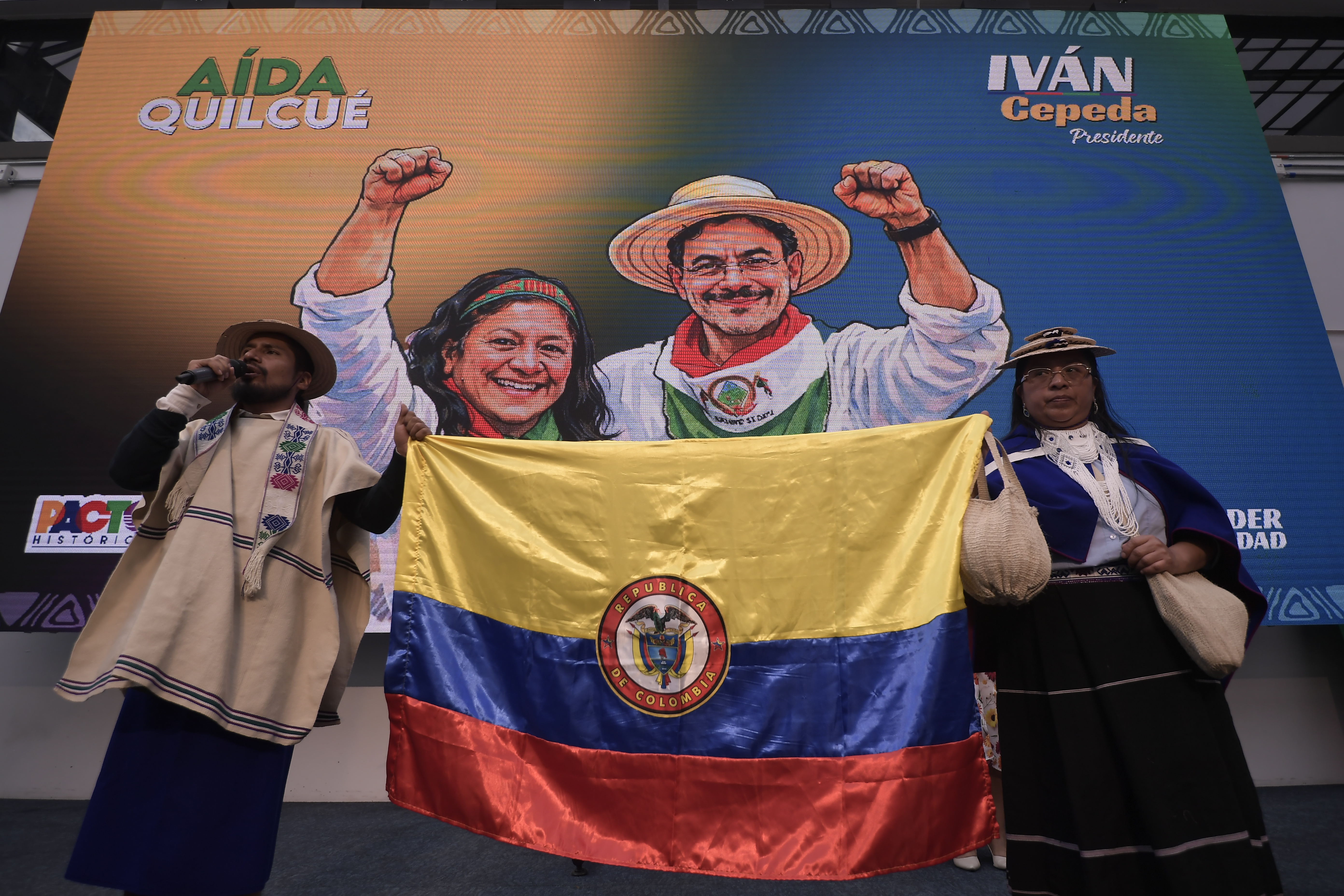 Senador y candidato presidencial, llega a la registraduría para inscribir su candidatura a la presidencia del 2026.