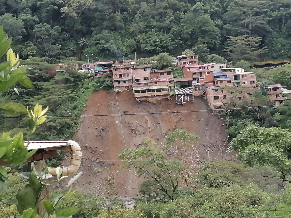 Casas al borde de un abismo.