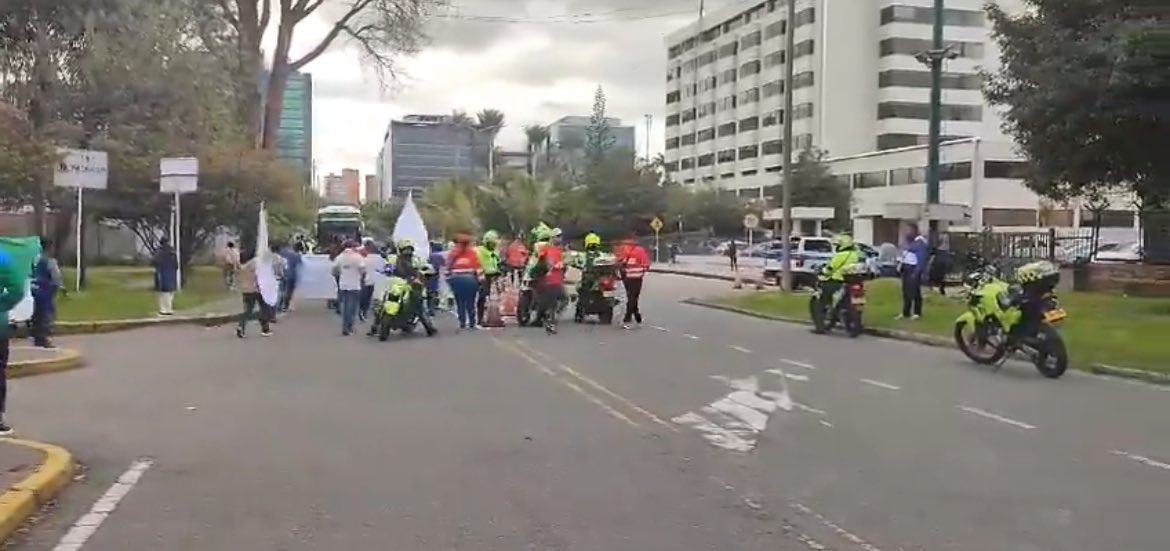 Movilidad 9 de julio: manifestantes permiten paso de buses en Av. El Dorado
