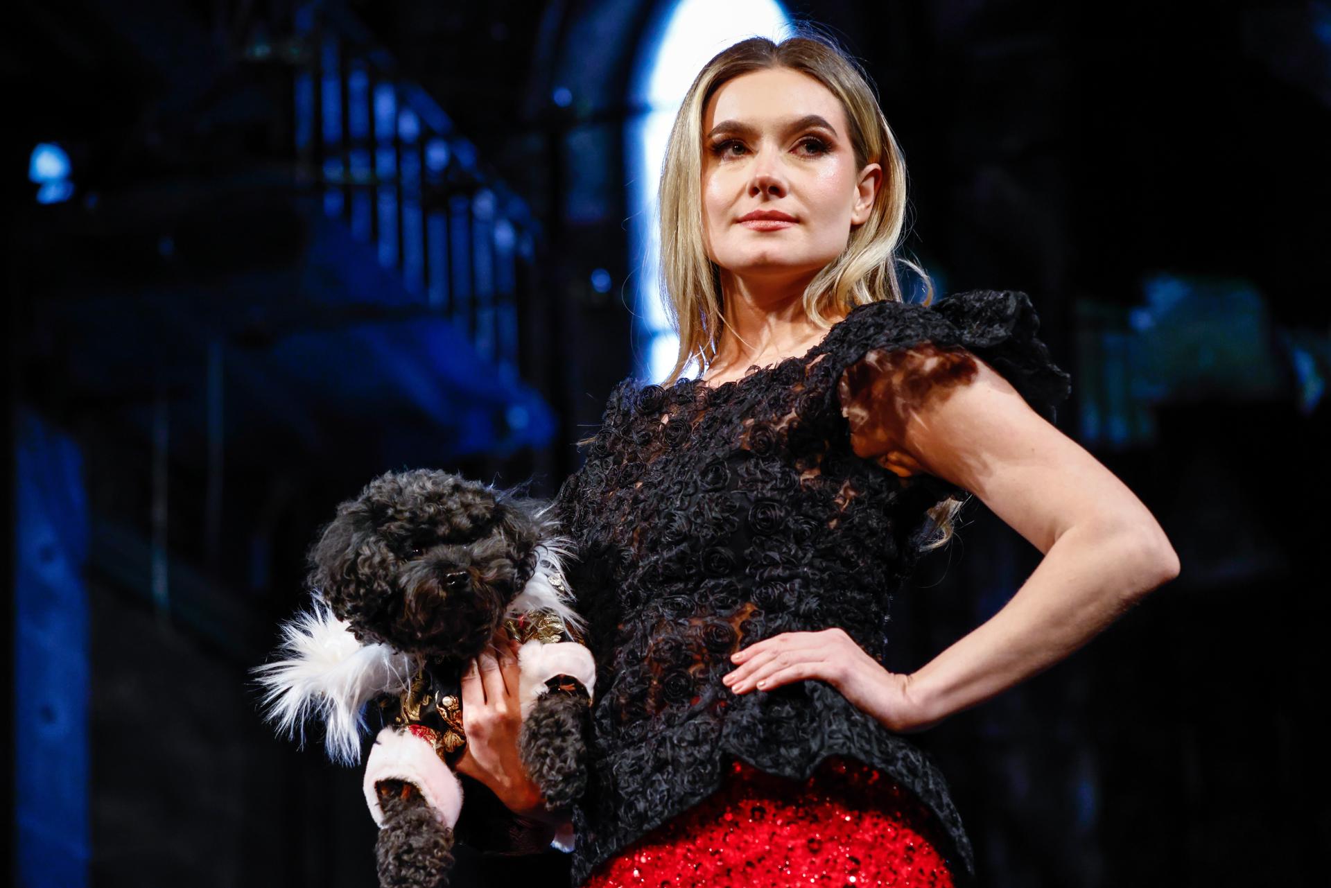 NEW YORK (United States), 15/02/2026.- A model with a dog present creations by designer Anthony Rubio during New York Fashion Week, in New York, New York, USA, 15 February 2026. (Moda, Nueva York) EFE/EPA/KENA BETANCUR