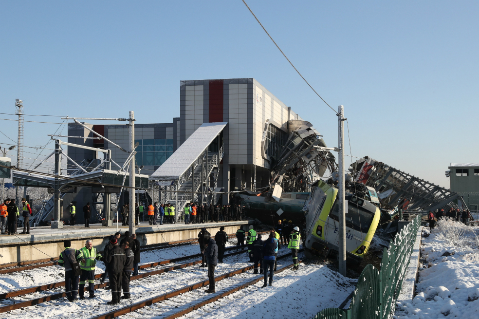 Imágenes del accidente de tren de alta velocidad en Turquía