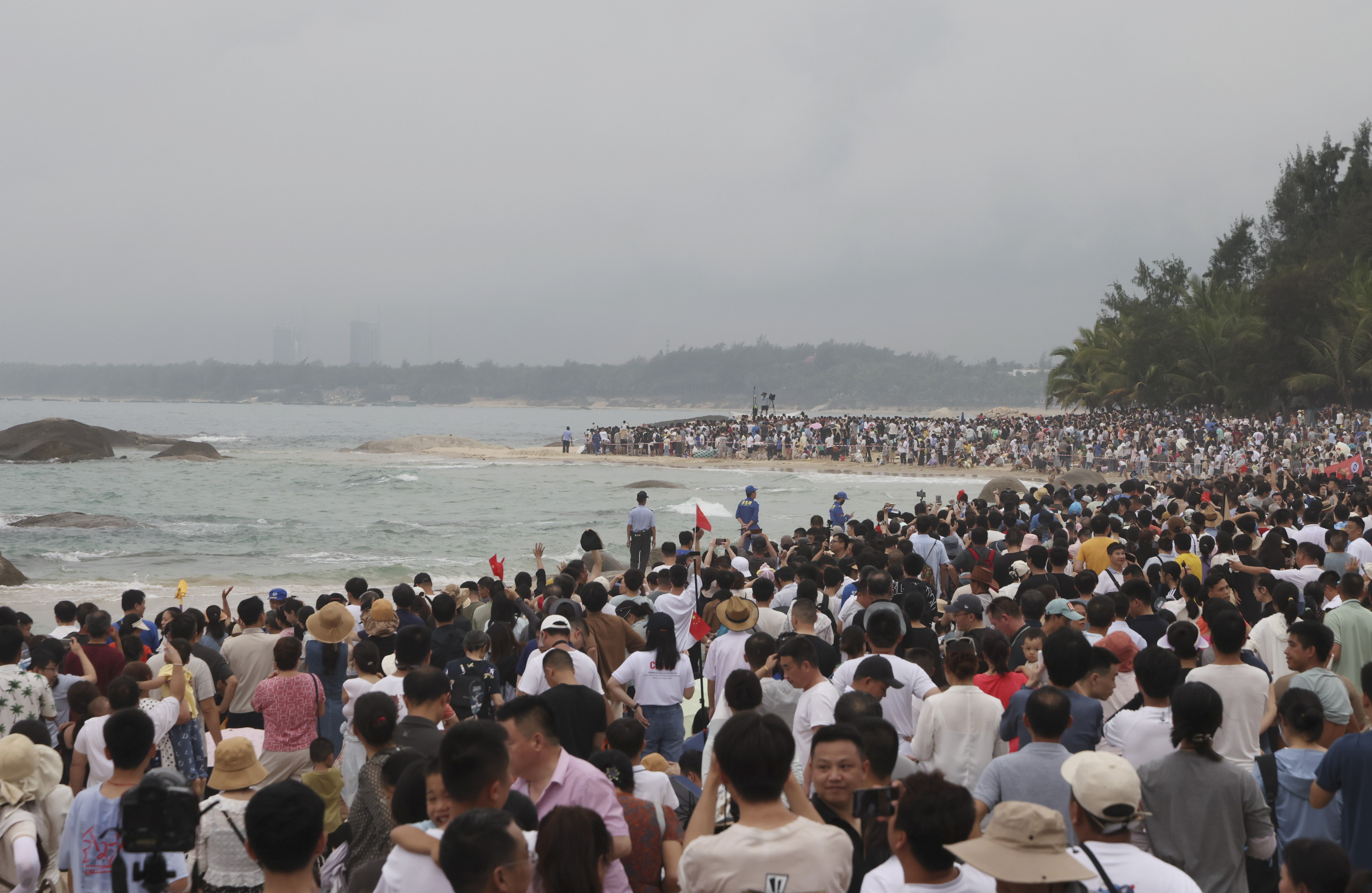 Wenchang (China), 03/05/2024.- People wait to watch the launch of the Chang'e-6 lunar probe in south China's Hainan Province, 03 May 2024. A Long March-5 rocket, carrying the Chang'e-6 spacecraft, blasted off from its launchpad at the Wenchang Space Launch Site on the coast of China's southern island province of Hainan on 03 May. EFE/EPA/XINHUA / JIN LIWANG CHINA OUT / UK AND IRELAND OUT / MANDATORY CREDIT EDITORIAL USE ONLY EDITORIAL USE ONLY EDITORIAL USE ONLY