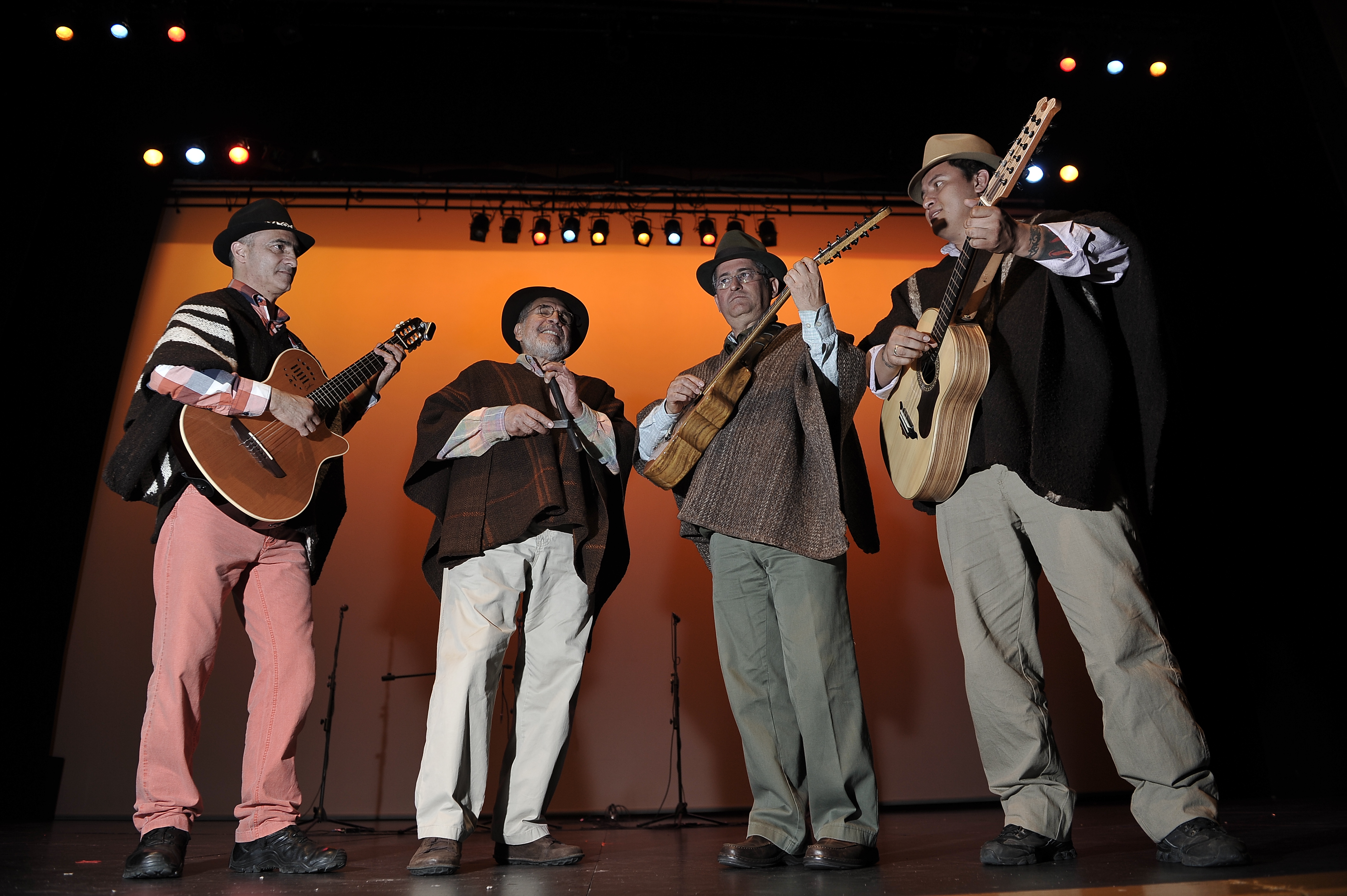 Jorge Velosa y Los Carrangueros de Ráquira, durante un ensayo en el Teatro Jorge Eliécer Gaitán en la ciudad de Bogotá.