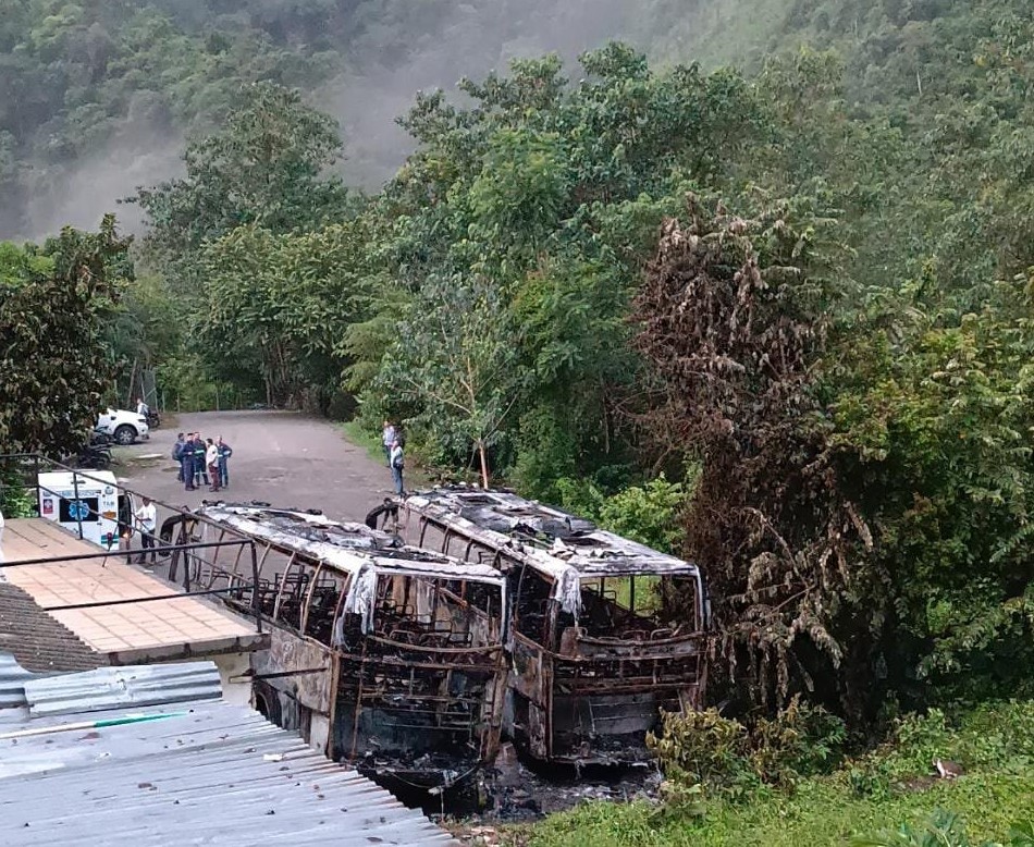 Buscan a los responsables de quemar dos buses de contratistas de Hidroituango