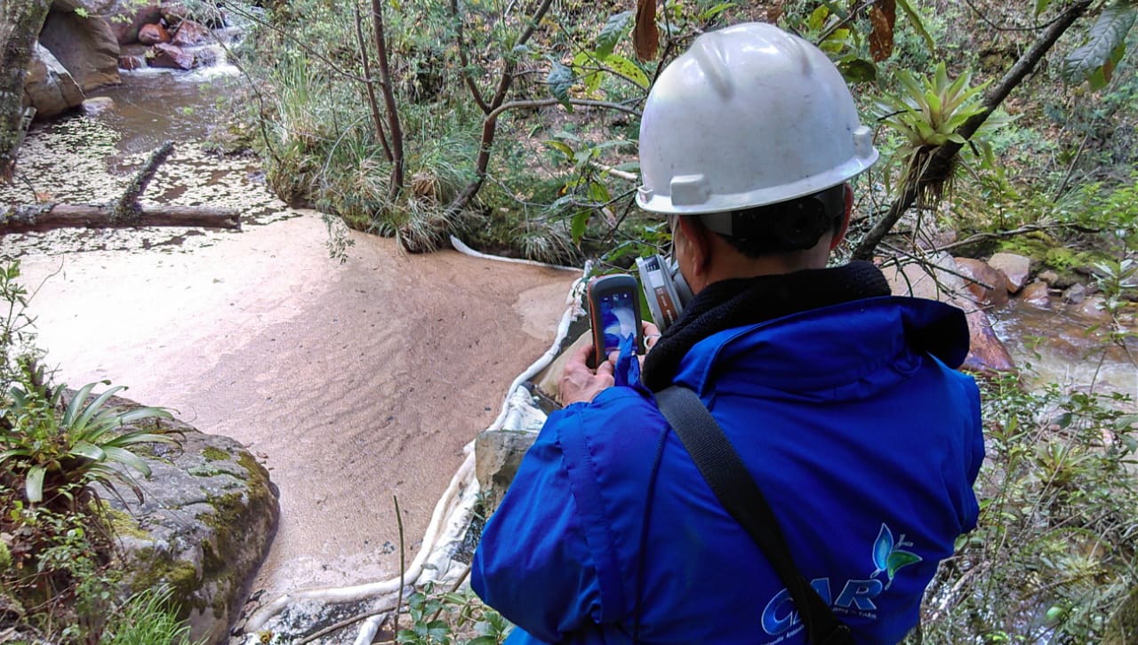 Continúan trabajos de reparación en río “Quebradahonda” por derrame de petróleo
