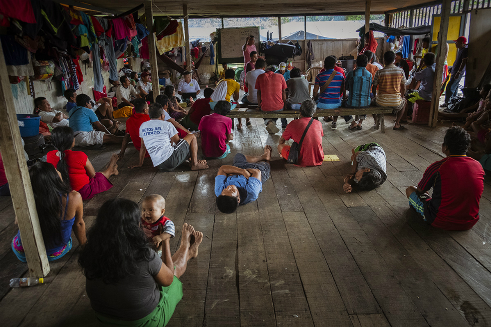 En el albergue donde hay mayor concentración de personas, no hay un lugar habilitado para la preparación de los alimentos, no hay baños (ni duchas, ni sanitarios) y las personas se van a bañar al río. “Y sabemos que el río San Juan es bastante sucio”. La Unidad de Víctimas les ha hecho dos entregas de alimentación, mercados, pero desde la comunidad han solicitado que lo que se entregue sea concertado con ellos pues muchos de los alimentos son poco consumidos por esta comunidad indígena.