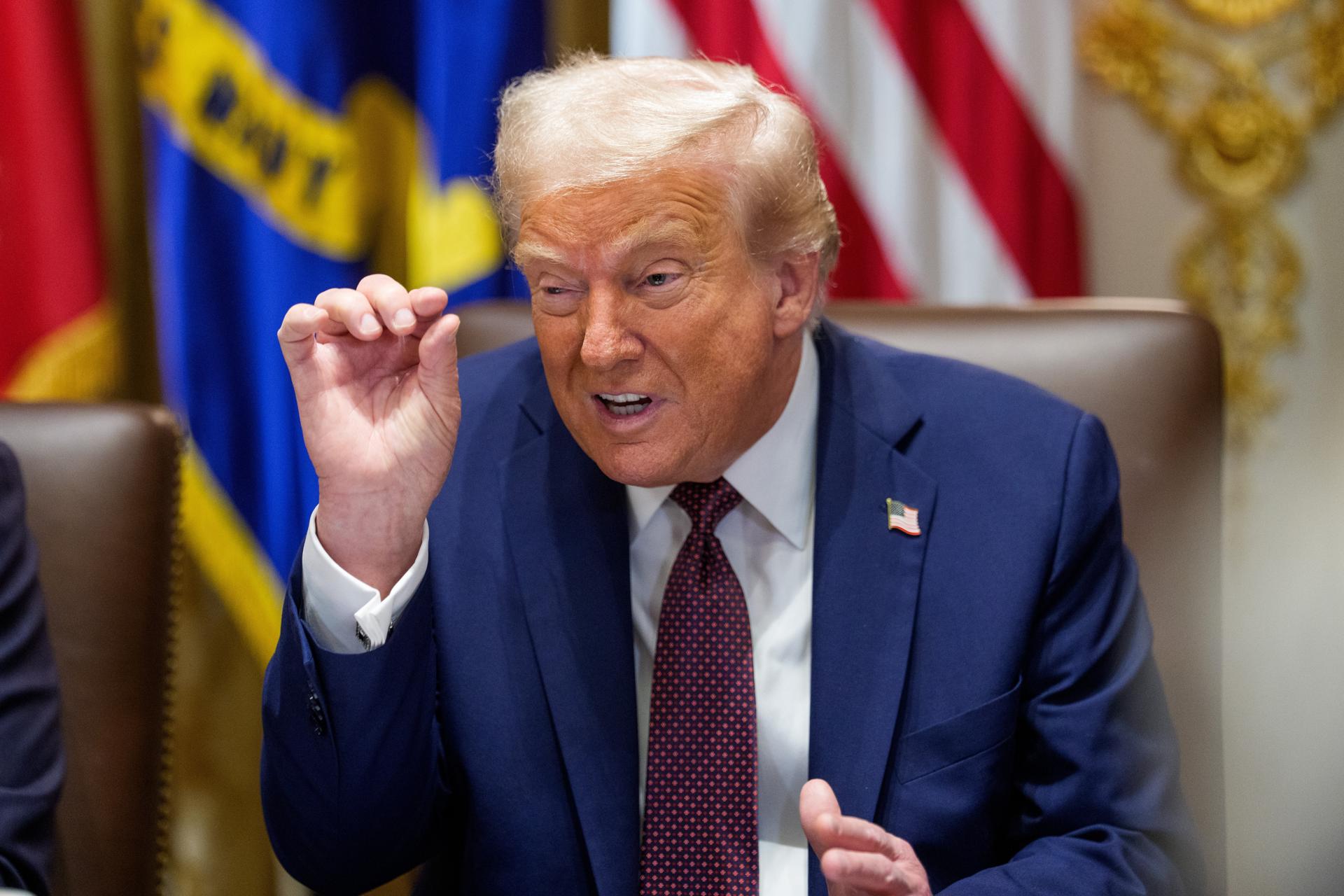WASHINGTON (United States of America), 26/08/2025.- United States President Donald J Trump participates in a Cabinet Meeting in the Cabinet Room of the White House in Washington, DC, USA, 26 August 2025. (Estados Unidos) EFE/EPA/AARON SCHWARTZ / POOL