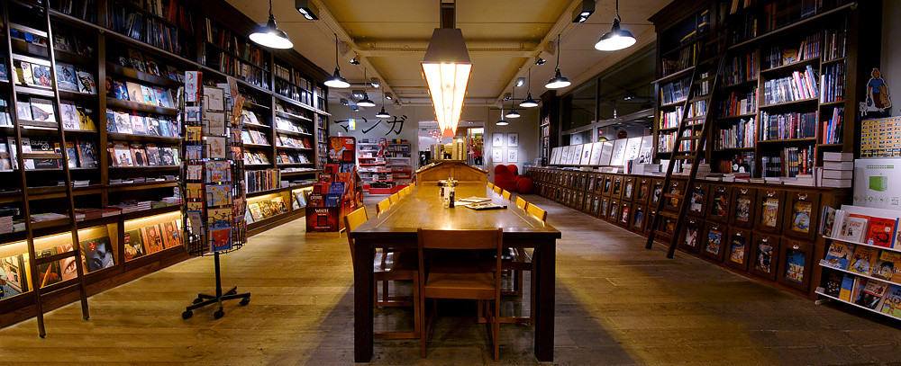 La original Cook & Book redefine el concepto de librería al combinar libros y gastronomía en un espacio de más de 1.500 m² dividido en ambientes temáticos. Desde su apertura en 2006, este lugar se ha convertido en un referente en Bruselas, Bélgica, gracias a su propuesta escenográfica: estanterías conviven con grafitis, una caravana Airstream, mesas compartidas y rincones diseñados para leer, comer o simplemente quedarse.