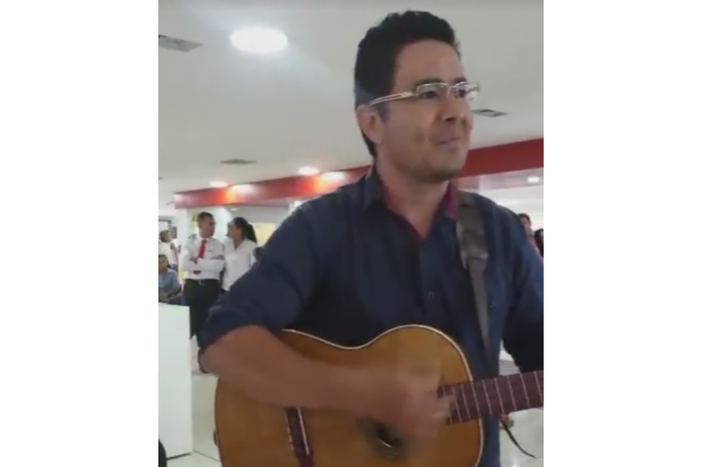 El hombre que le reclama a Claro por medio de trovas