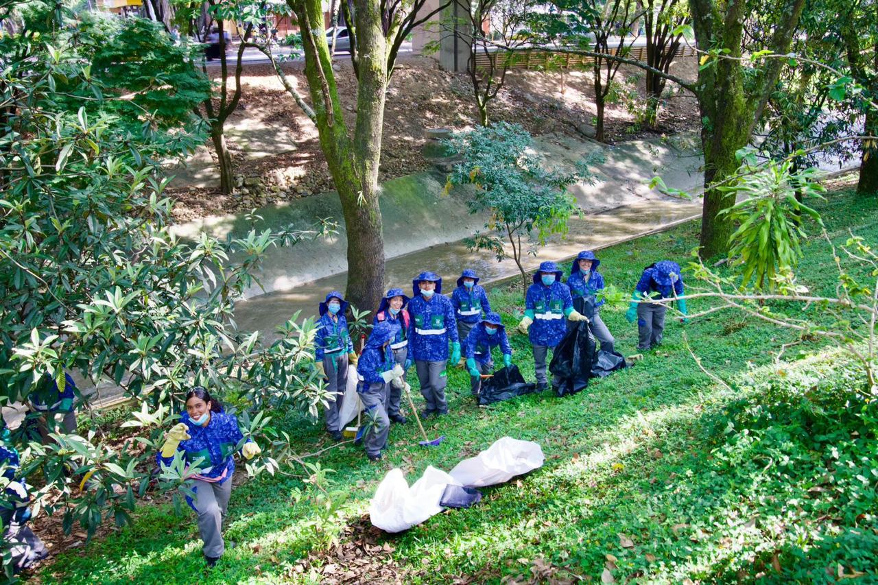 Los guardianes se dividen en categorías A y B: los primeros realizan limpieza de residuos, paisajismo, embellecimiento de quebradas, educación comunitaria y movilización ciudadana para la protección de fuentes hídricas, mientras que los segundos se enfocan en mejorar las condiciones hidráulicas de los cauces
