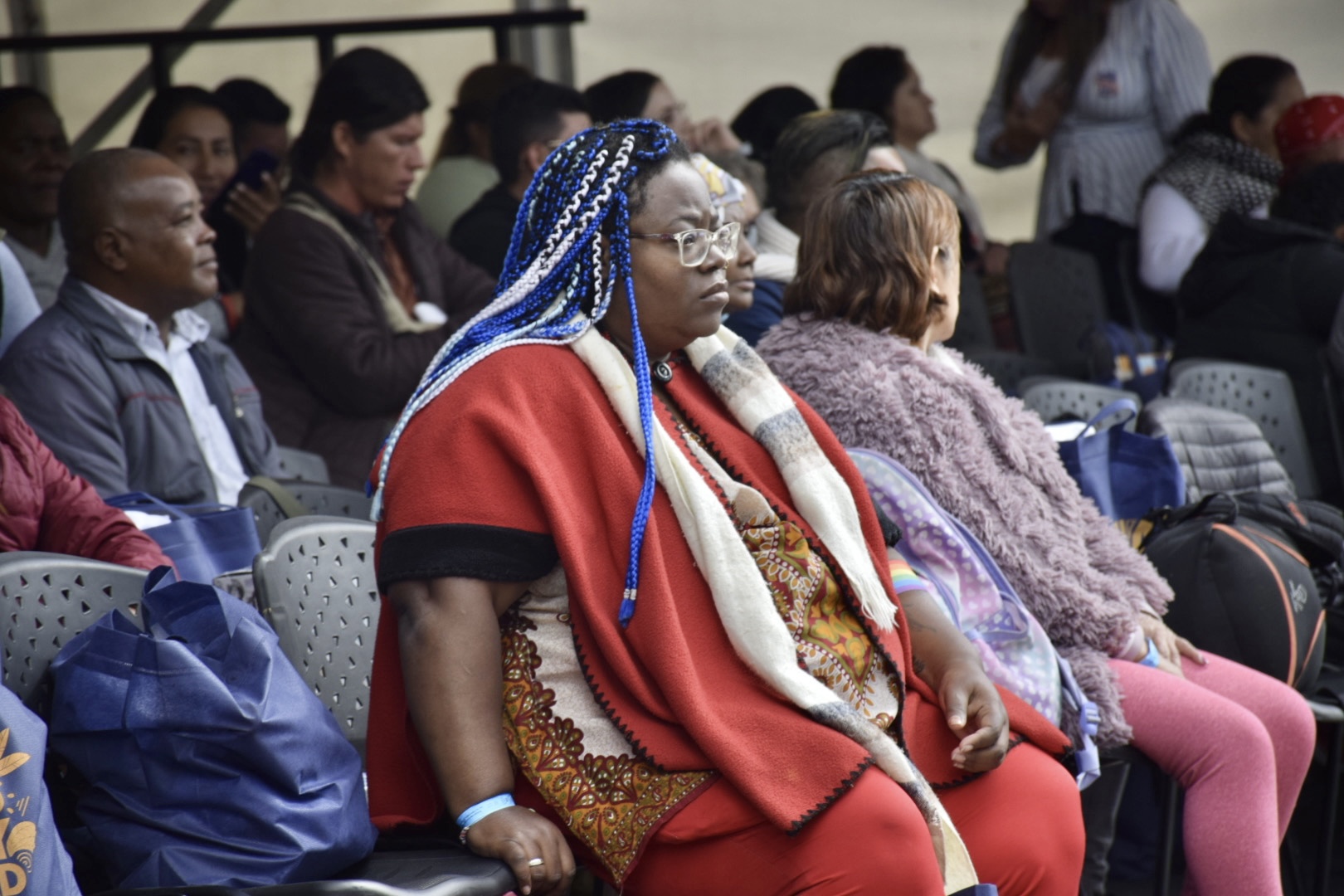Más de 350 víctimas de todo el país asistieron al evento de la entrega en la Plaza de los Artesanos en Bogotá.