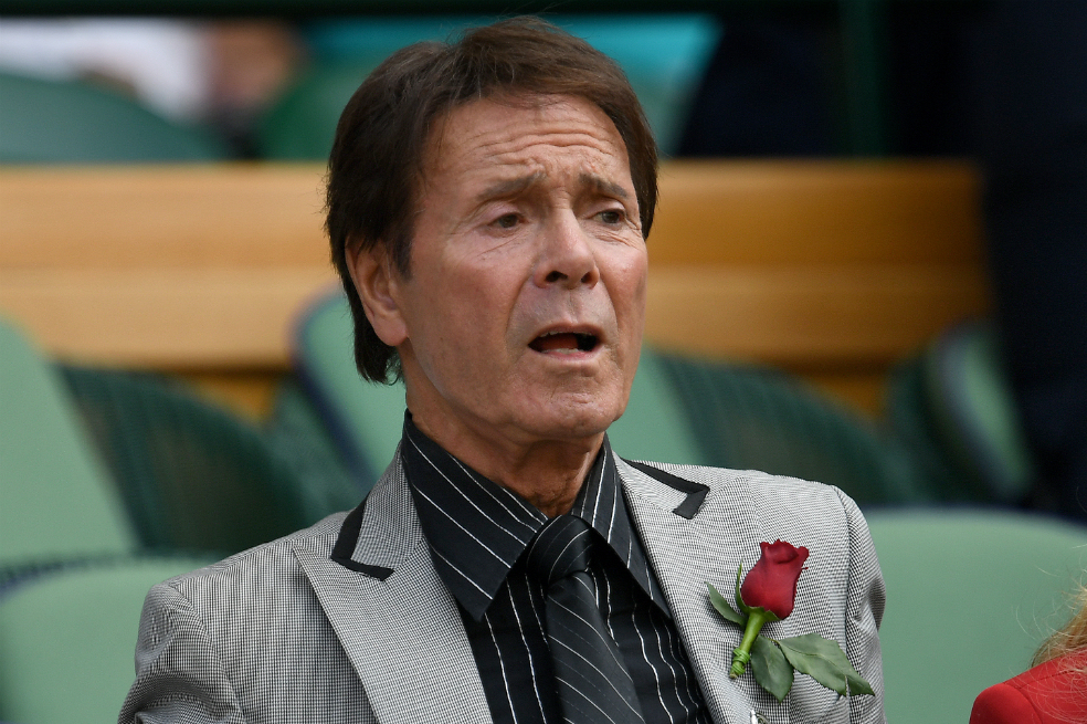 El cantante Cliff Richards gana juicio contra la BBC por violar su privacidad