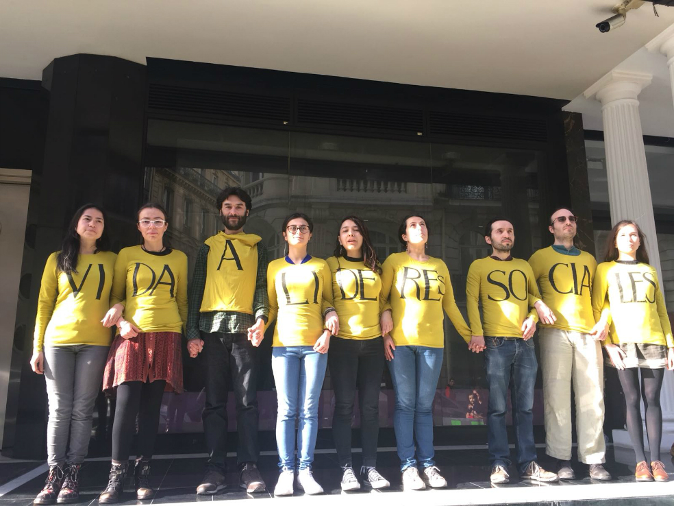 Jornada electoral en París: reparten propaganda política y protestan por líderes sociales