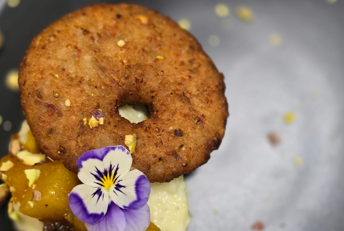 Arepita dulce de anís con crema pastelera y frutas caladas