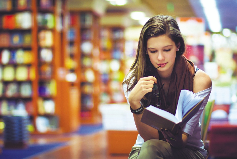 A pesar del carácter público de la biblioteca, su funcionamiento depende de operadores privados que generan conflictos de interés entre ambas esferas. / iStock