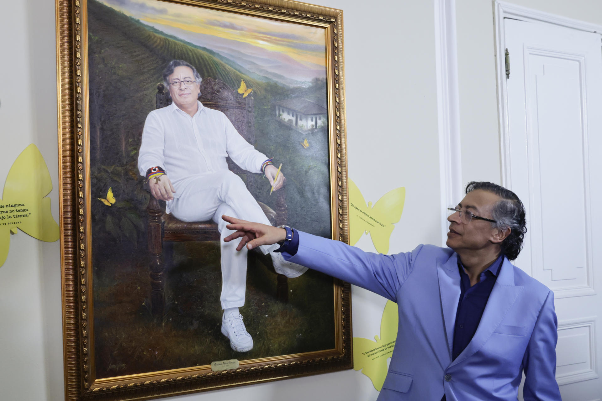 Petro develó su retrato en la Casa de Nariño: traje blanco, zapatos deportivos y mariposas