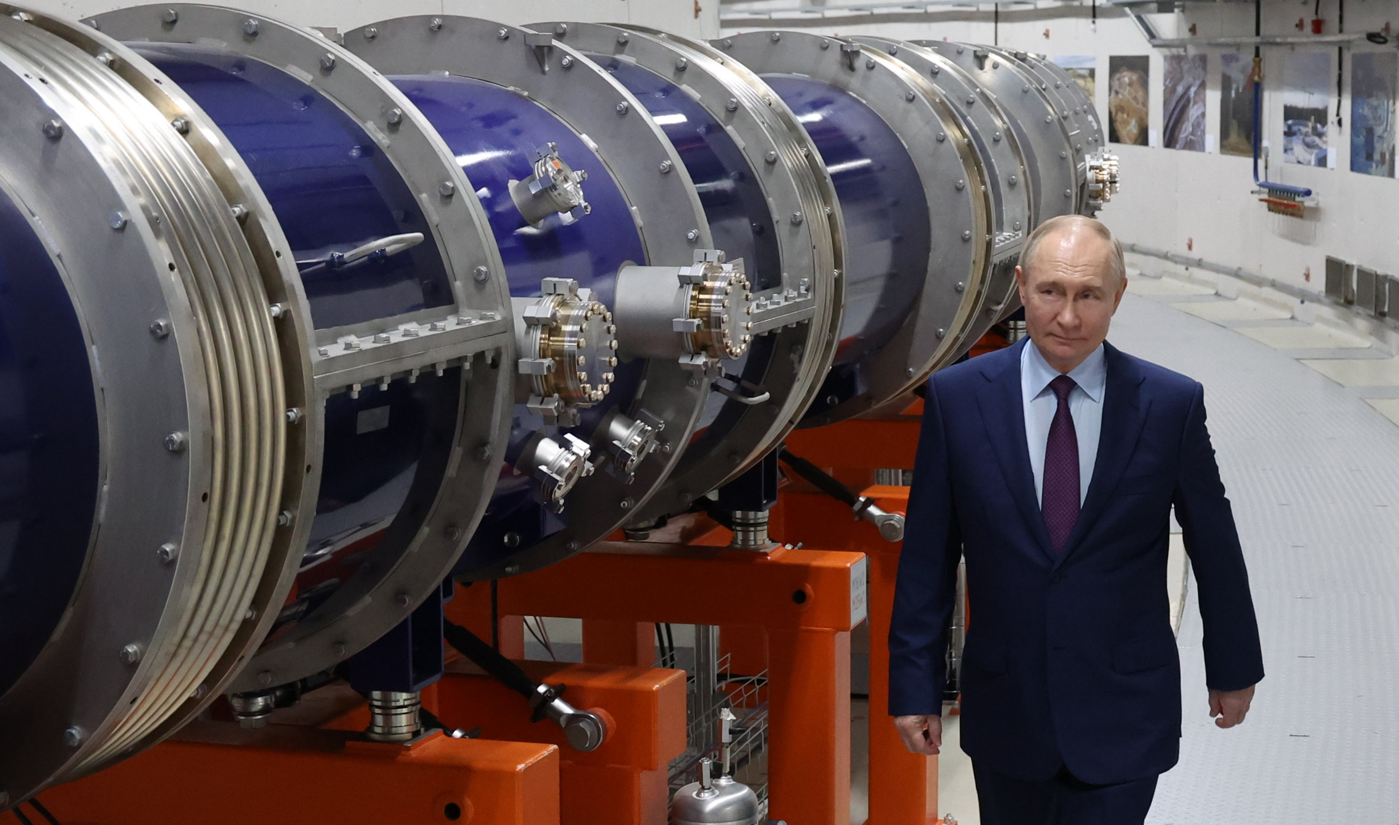 MOSCÚ, 29/10/2024.- Imagen de archivo del presidente ruso, Vladímir Putin, quien ordenó la celebración este martes de ejercicios de las fuerzas nucleares estratégicas con el objetivo de ensayar el lanzamiento de misiles balísticos y de crucero. En la imagen, Putin examinando el colisionador NICA durante una visita al Instituto Central de Investigación de Dubná el pasado 13 de junio. EFE/ALEXANDER KAZAKOV / SPUTNIK / KREMLIN POOL CRÉDITO OBLIGATORIO