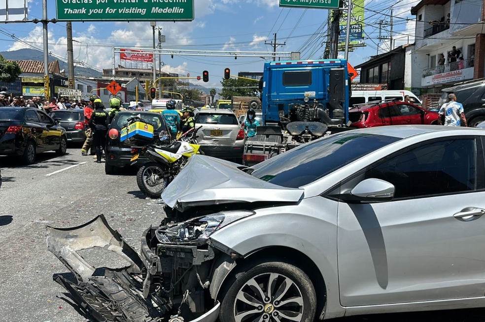 Accidente con tractomula robada en Medellín deja dos personas muertas