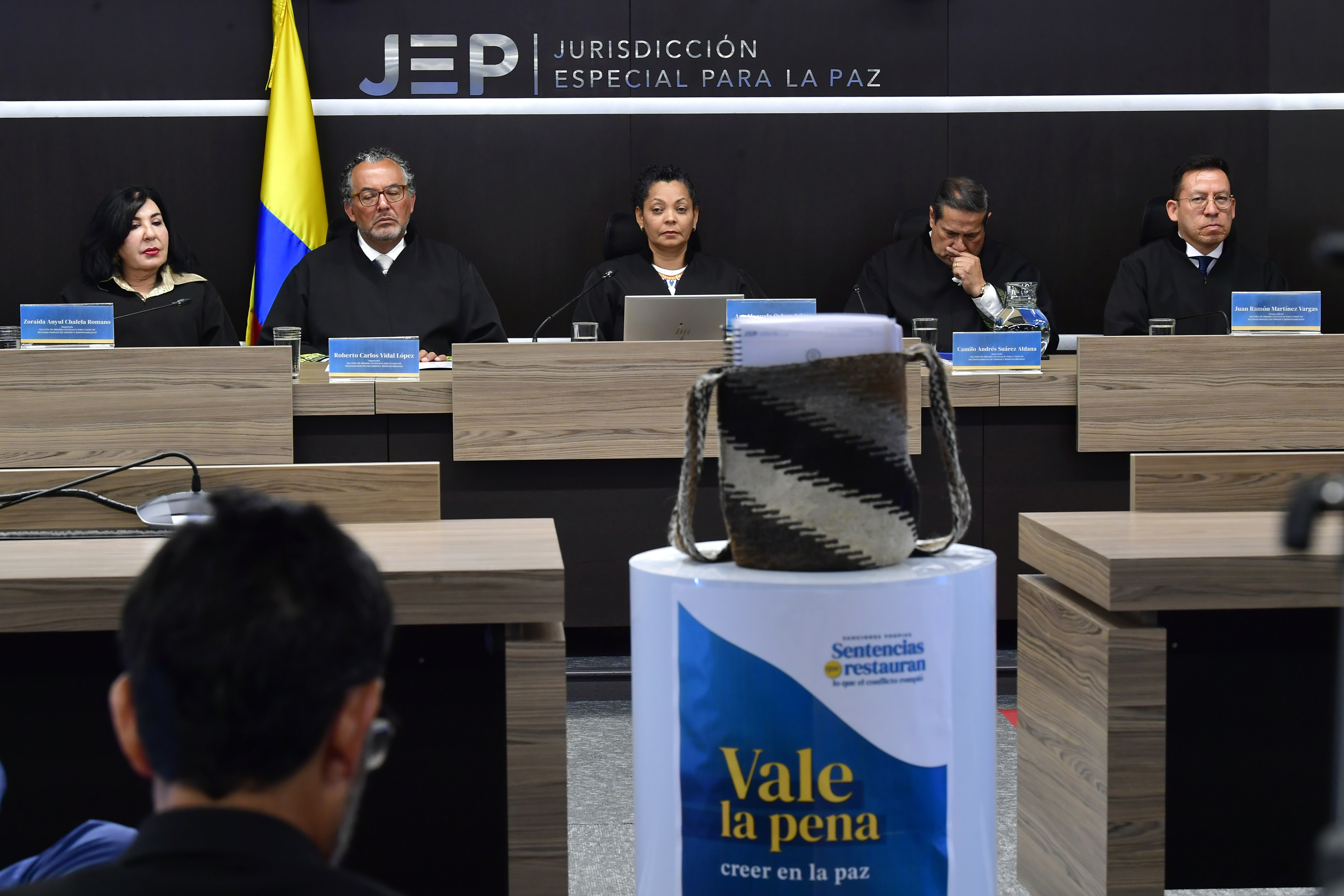 Zoraida Anyul Chalela; Roberto Vidal; Ana Ochoa; Camilo Suárez y Juan Ramón Martínez, magistrados de la Jurisdicción Especial para la Paz (JEP), durante la lectura de la sentencia por falsos positivos (macrocaso 03), que condenó a 12 exmilitares del batallón La Popa, en Valledupar y 7 exparamilitares (izq-der).