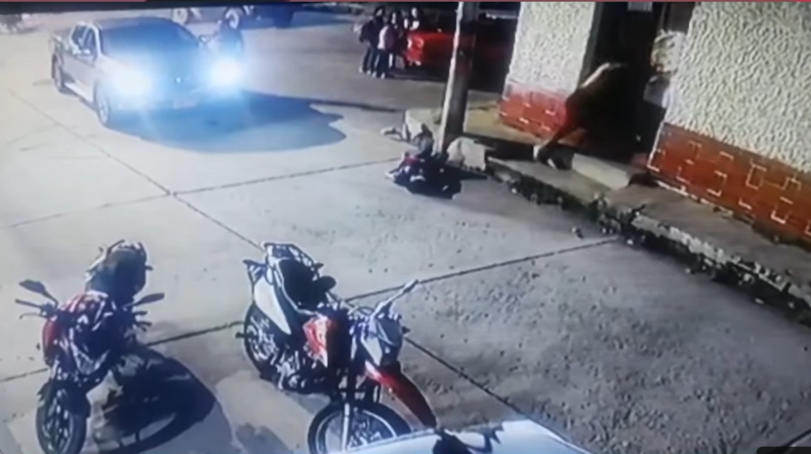 Mujer murió atropellada después de ser agredida físicamente por su pareja