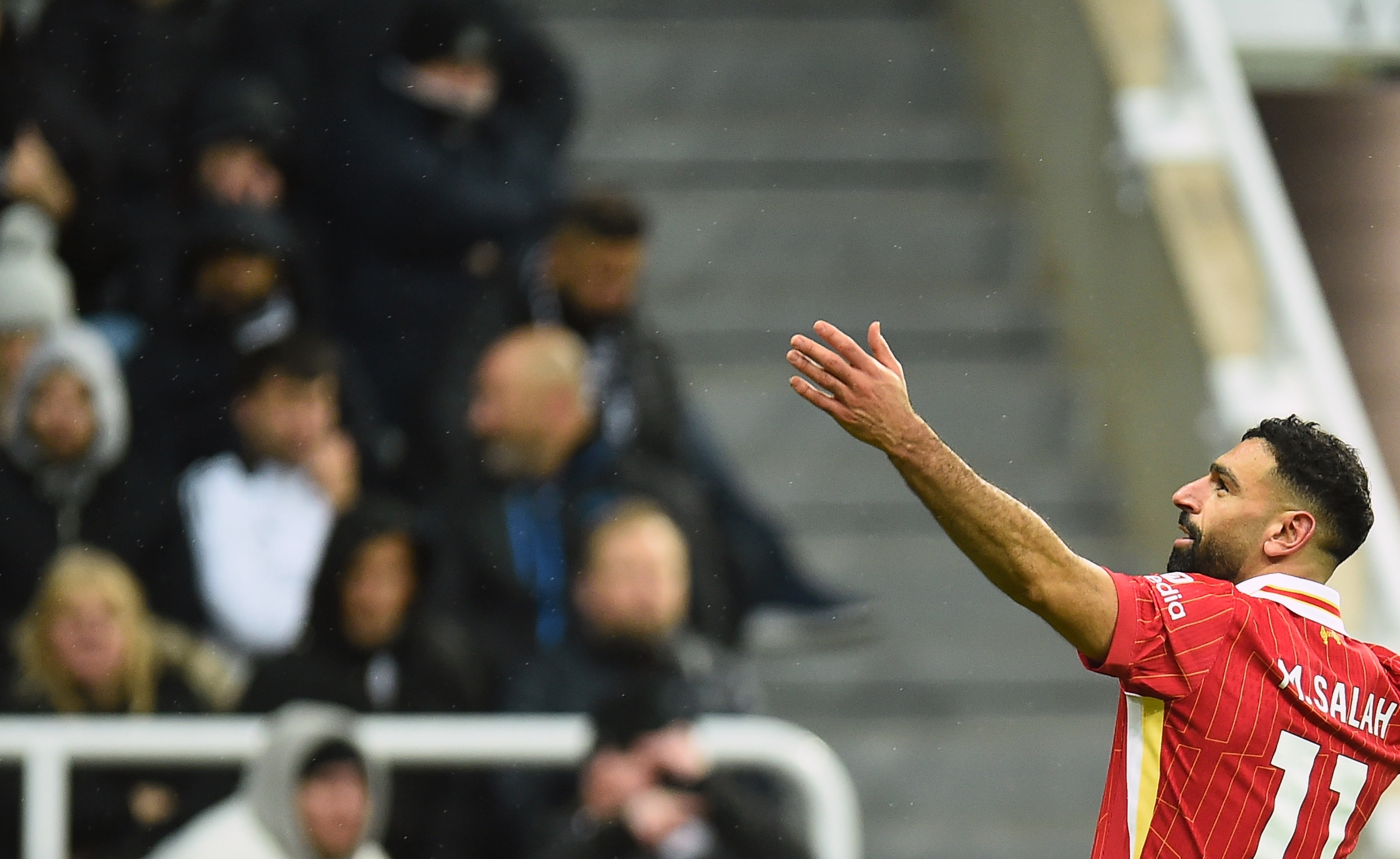 Newcastle (United Kingdom), 04/12/2024.- Liverpool's Mohamed Salah celebrates after scoring the 2-3 goal during the English Premier League soccer match between Newcastle United and Liverpool FC, in Newcastle, Britain, 04 December 2024. (Reino Unido) EFE/EPA/PETER POWELL EDITORIAL USE ONLY. No use with unauthorized audio, video, data, fixture lists, club/league logos, 'live' services or NFTs. Online in-match use limited to 120 images, no video emulation. No use in betting, games or single club/league/player publications.