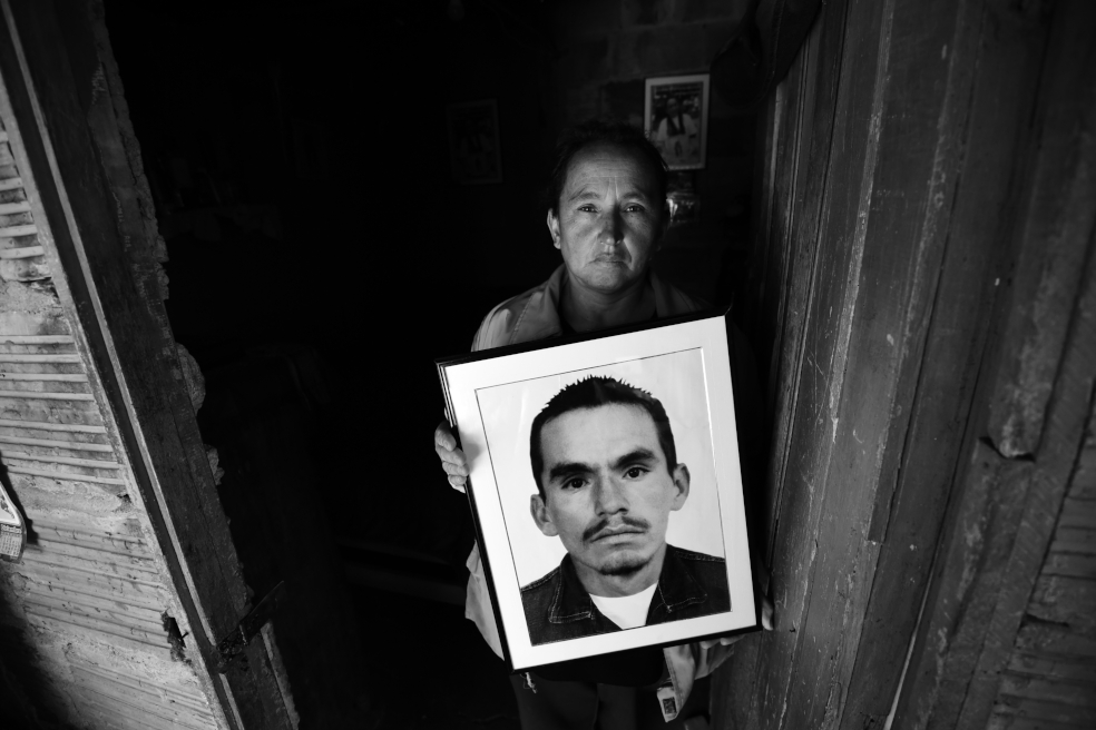 Blanca Lilia Cuadrado sostiene el retrato de su hijo, Mauricio Hernández, asesinado por miembros del Ejército en 2008. El 23 de abril de 2015, el Tribunal Administrativo de Boyacá condenó a la nación por esta ejecución extrajudicial. / Fotos: Mauricio Alvarado